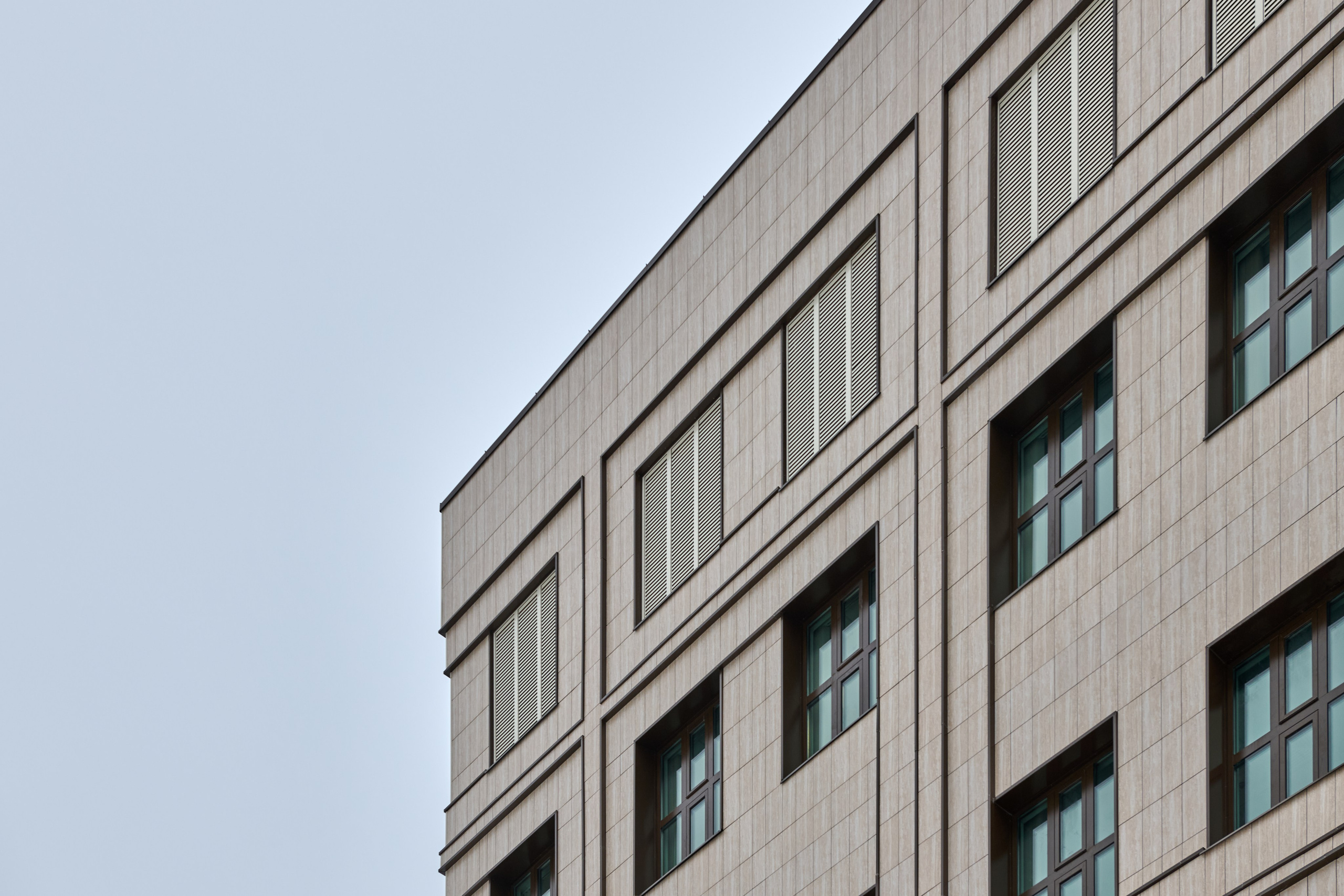 Наружные двустворчатые ворота, фасад, зимний день