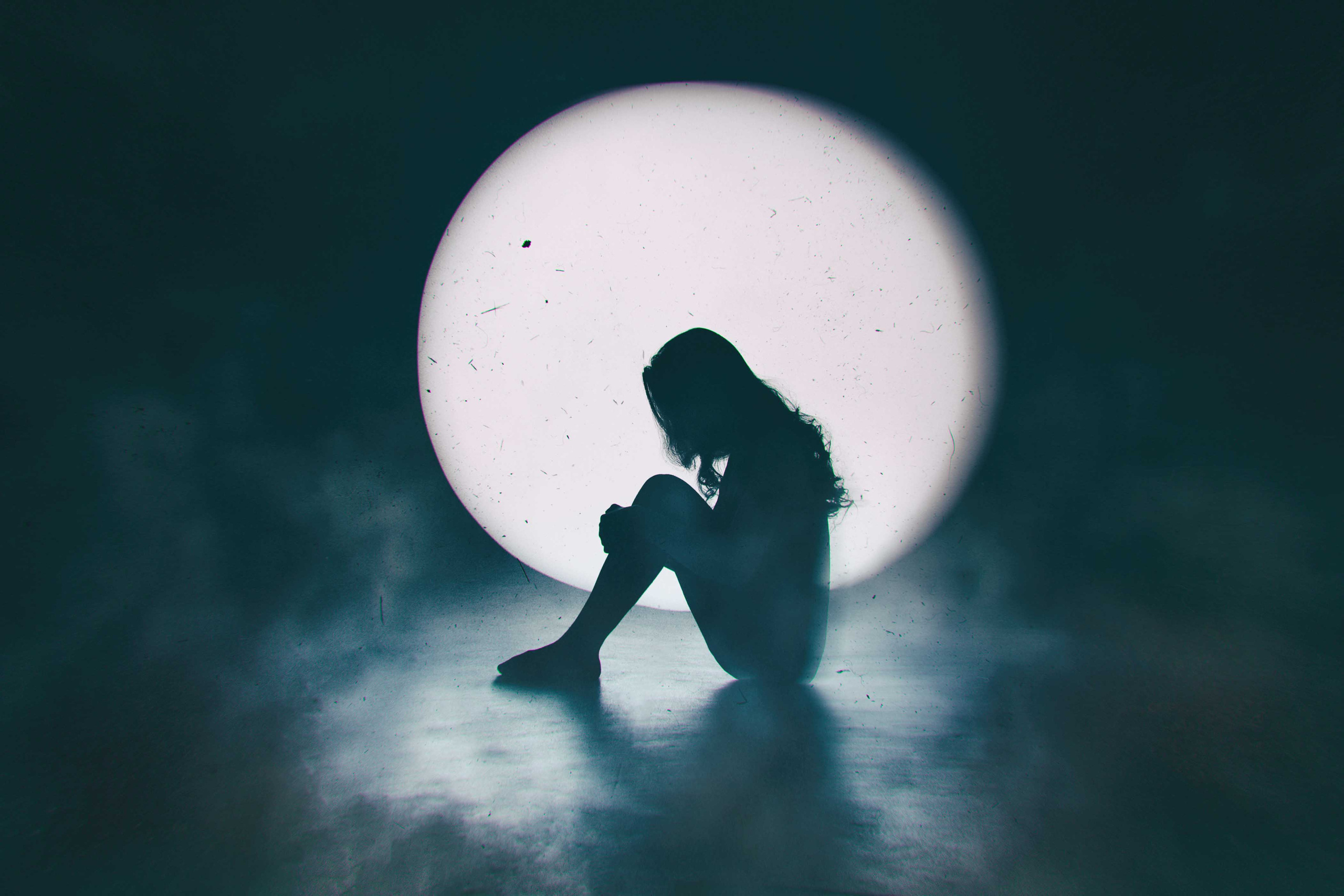 Силуэтная фотография в студии