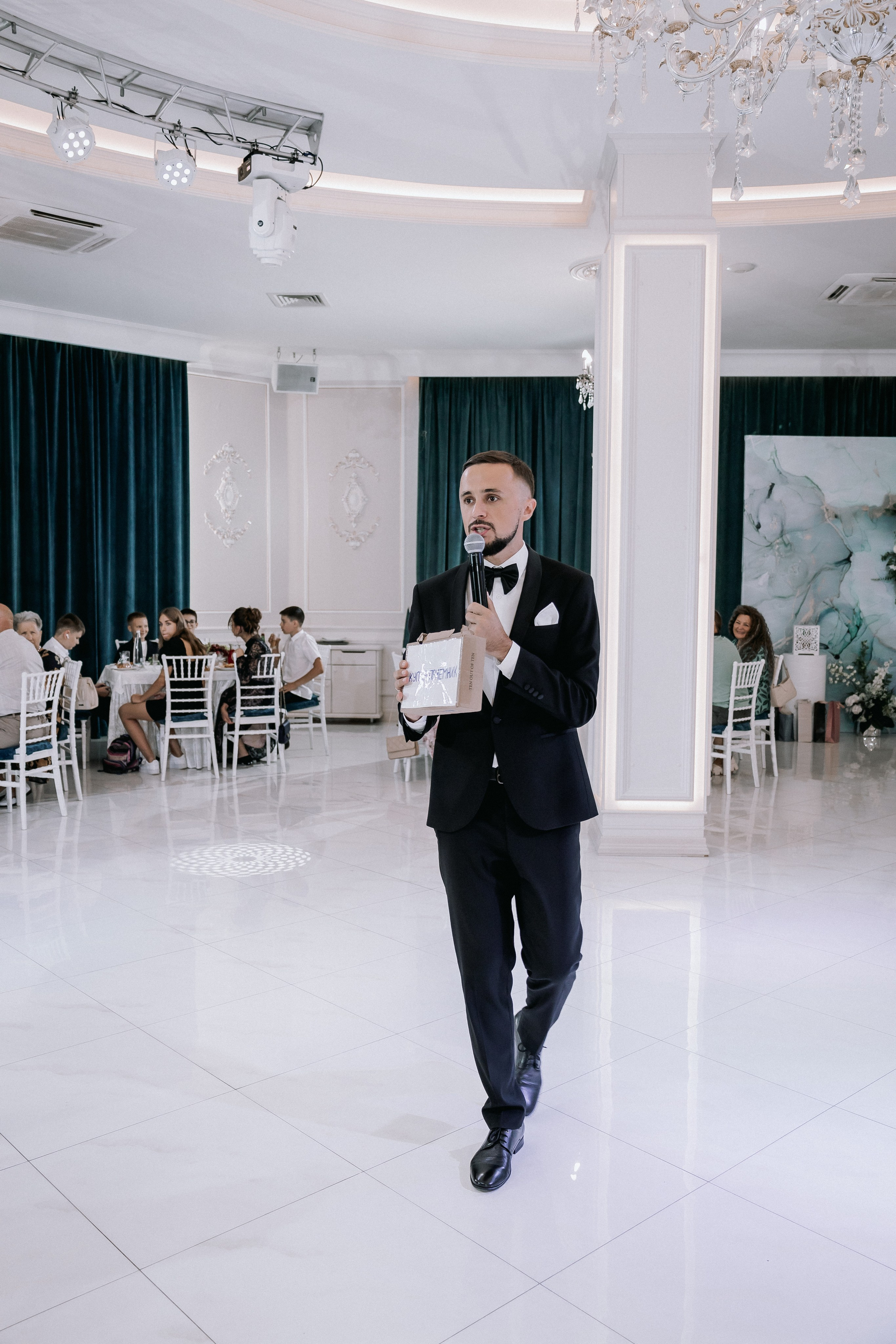 Свадебная прогулка. Эвелина и Дмитрий. Свадебная фотография. Арина Рубах