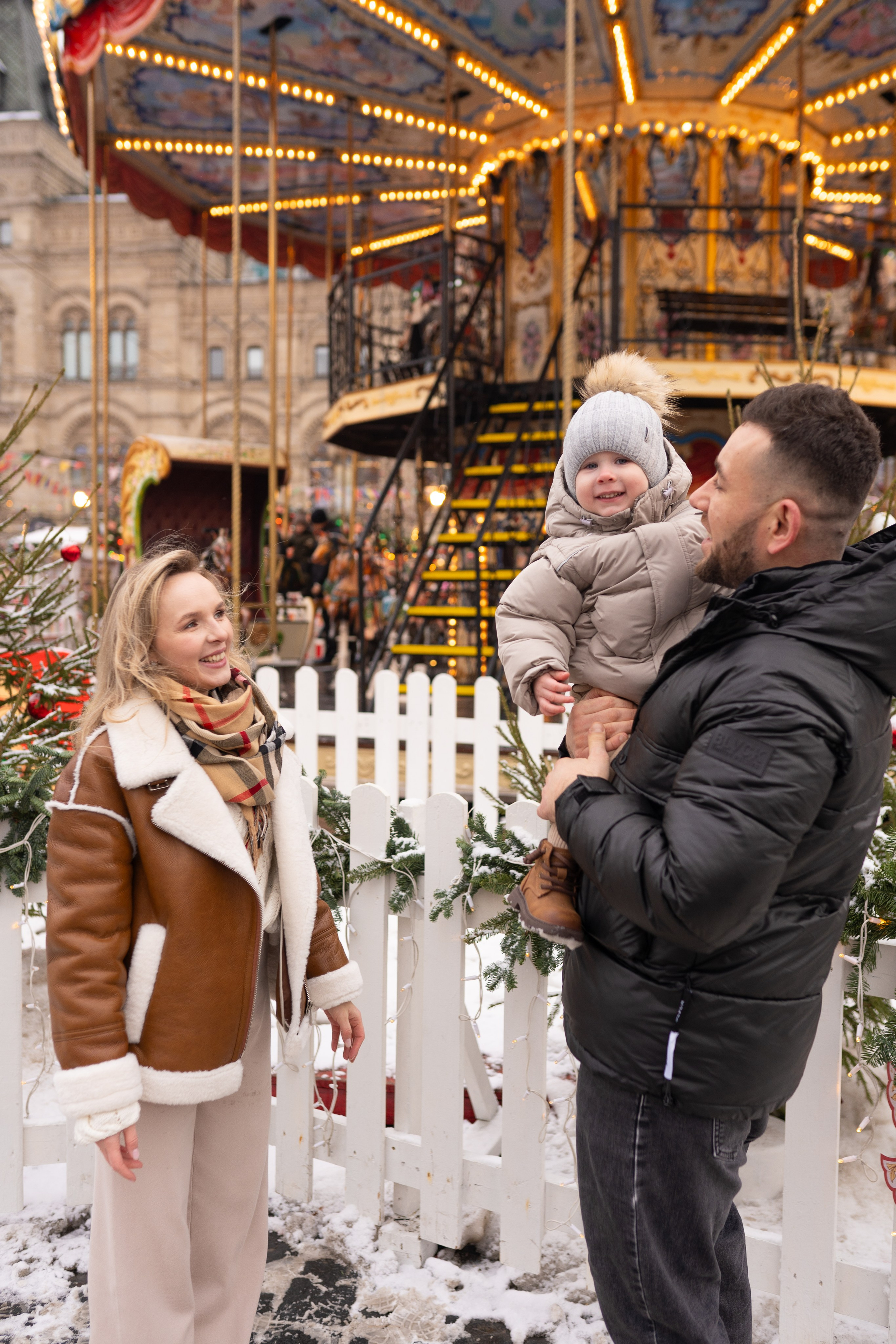 Павел, Егор и Наталия на ГУМ Ярмарке. Свадебный фотограф в Москве Анна Полушина