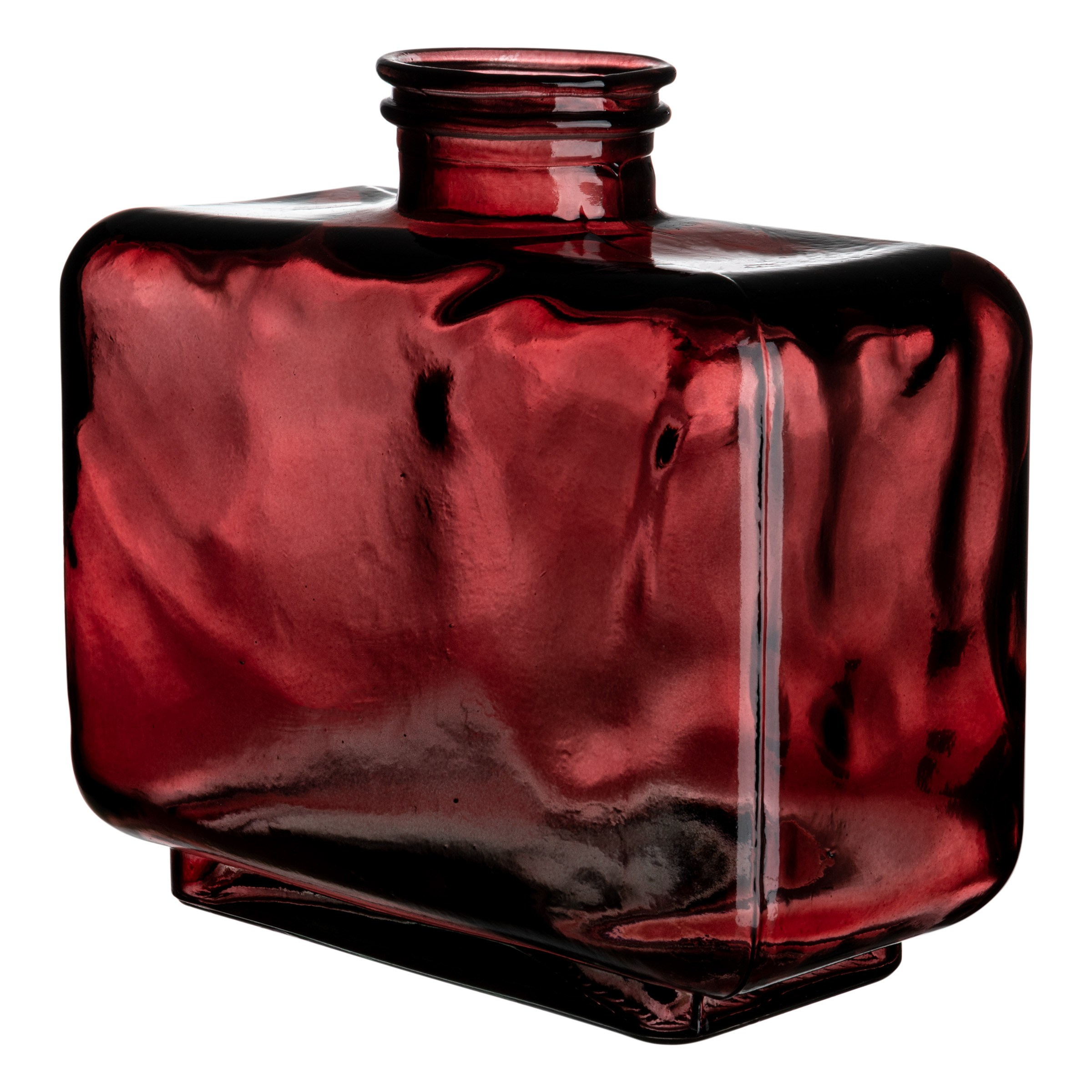 Красная стеклянная ваза в форме бутылки на белом фоне | Фото для карточки Ozon