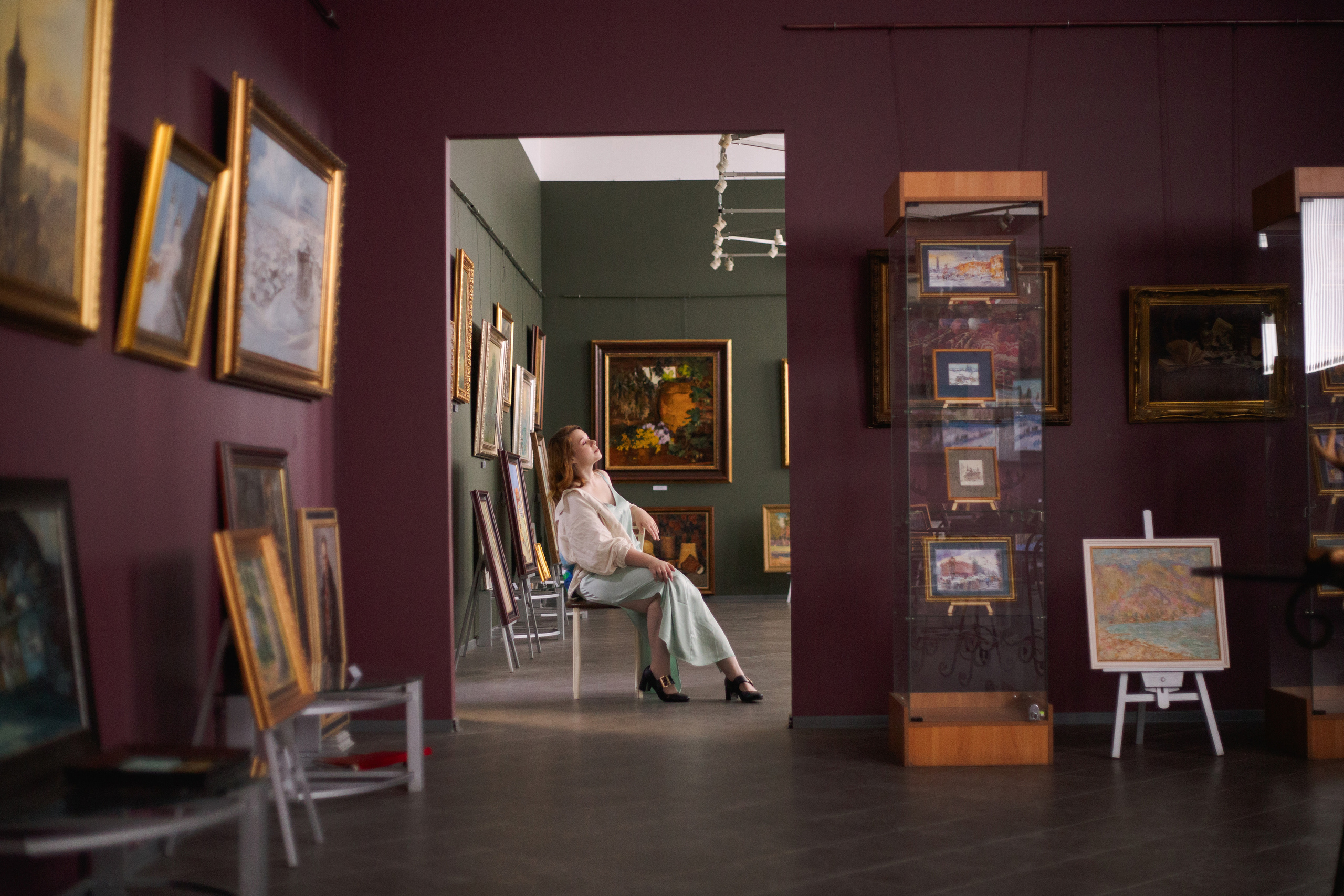 Настя в галерее. Женский и семейный фотограф в Томске Алиса Качан