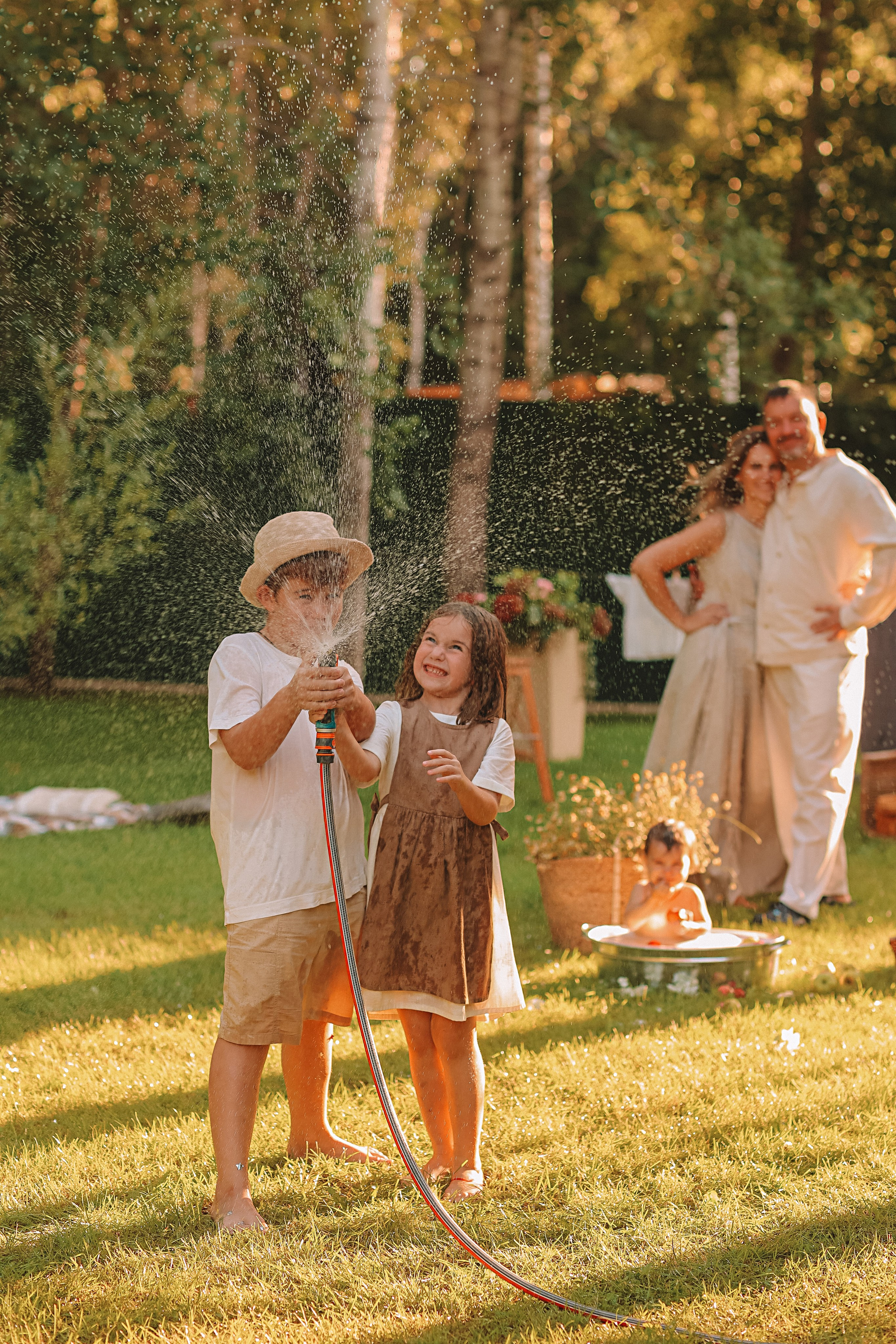 Стирка у дома. Семейный фотограф Тюмень, фотограф на роды Салмина Мария