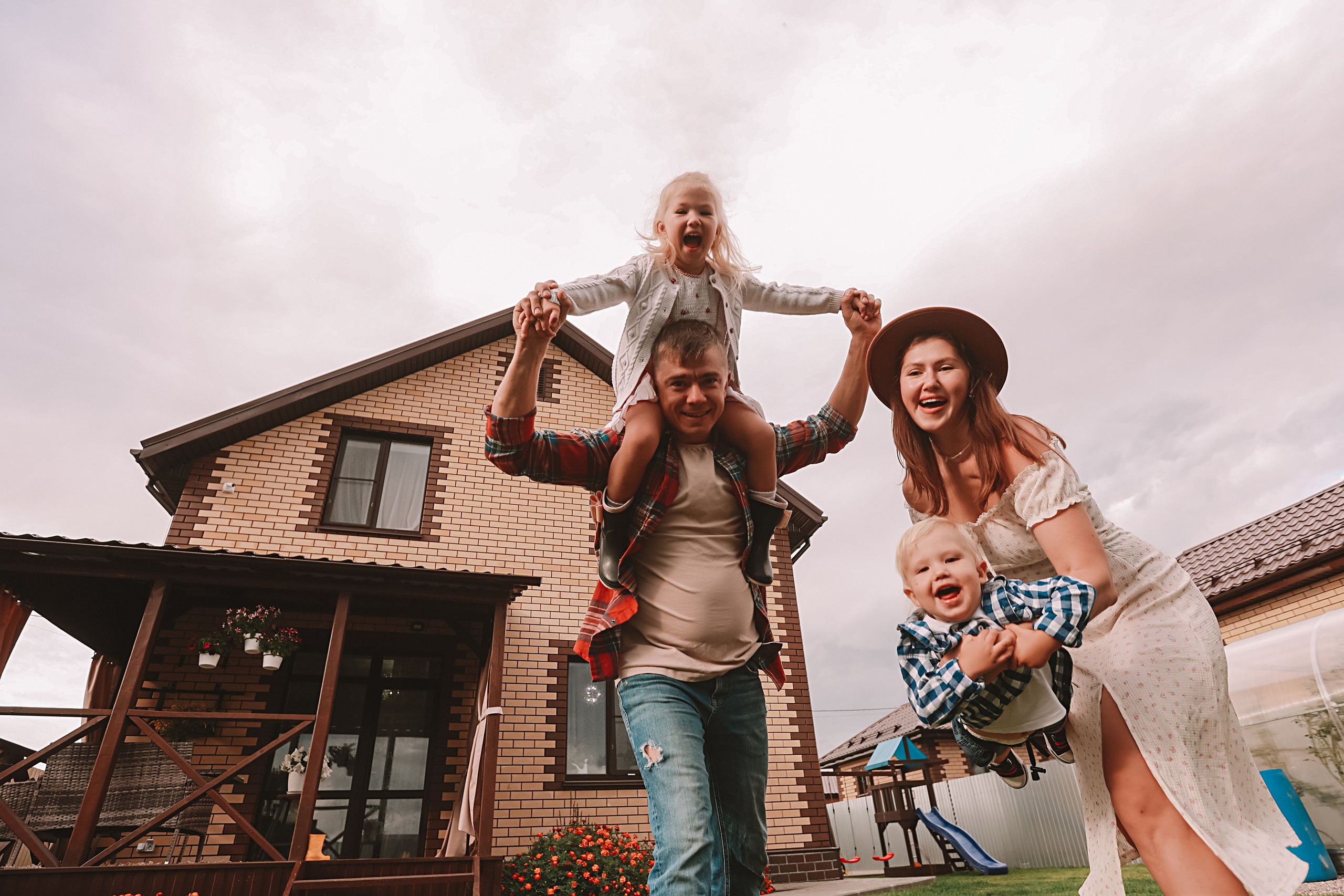 У дома. Семейный фотограф Тюмень, фотограф на роды Салмина Мария