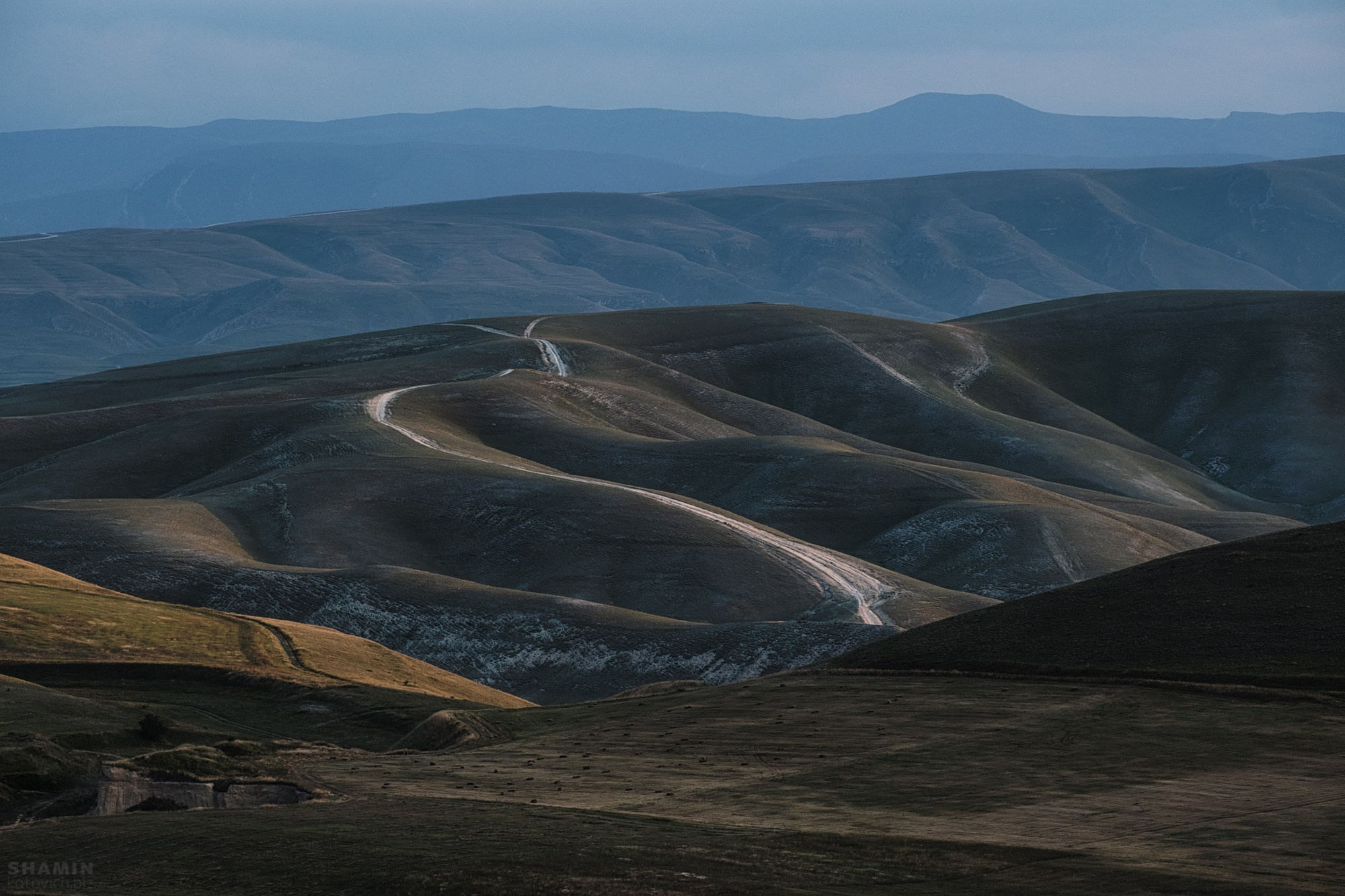 Фотографии горного Дагестана: величественные каньоны, изумрудные реки, древние башни и террасные склоны. Природа и архитектура республики в мягком свете рассветов и закатов, снятые с дрона и земли, передающие дух и масштаб Кавказа. Фотограф Константин Шамин