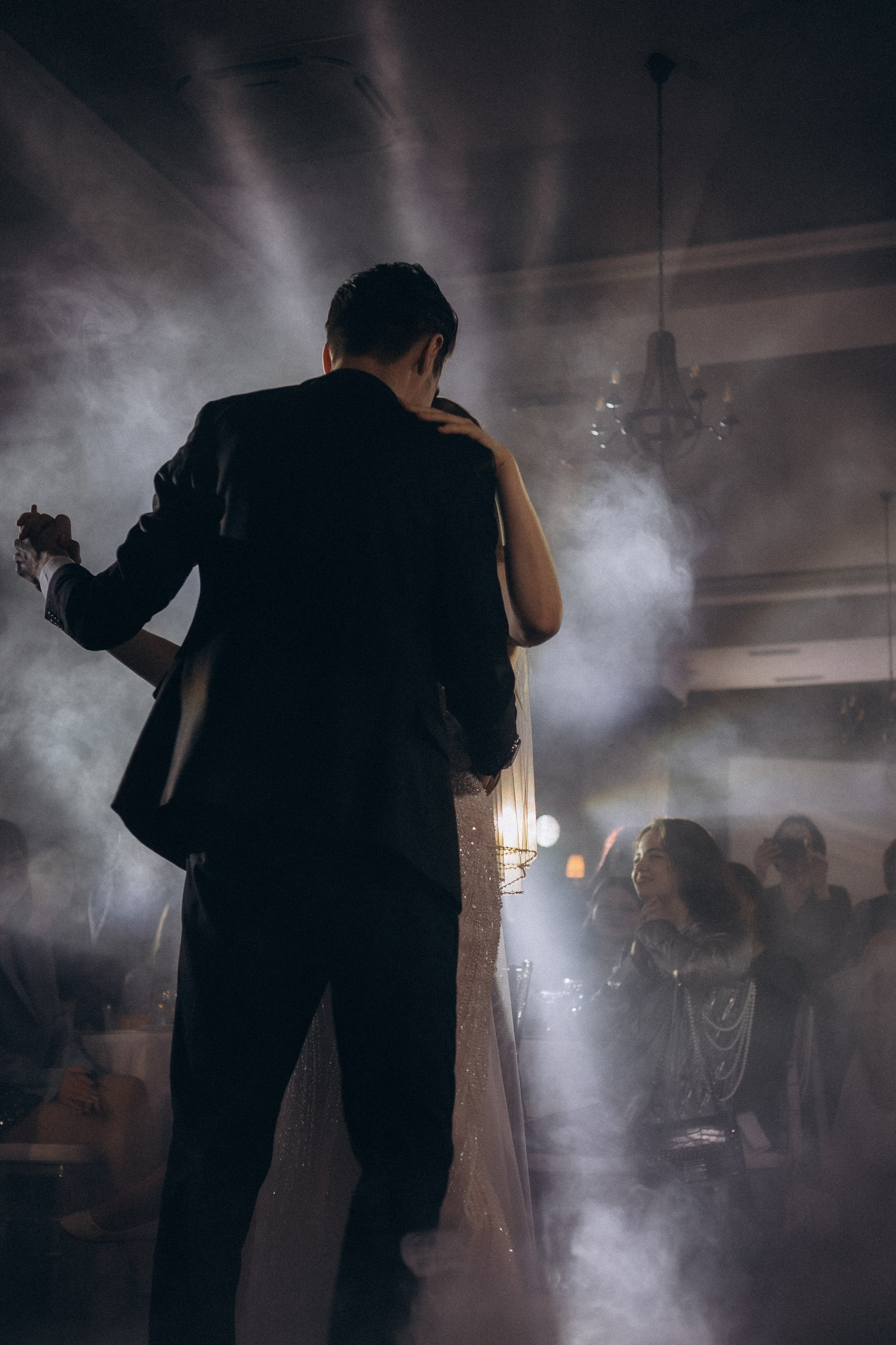 ПЕРВЫЙ ТАНЕЦ МОЛОДЫХ НА БАНКЕТЕ. ТРОГАТЕЛЬНЫЙ МОМЕНТ (СНЯТО В СИБИРЕ В НИЖНЕВАРТОВСКЕ). Профессиональный фотограф, Санкт-Петербург — Виктория Богомолова