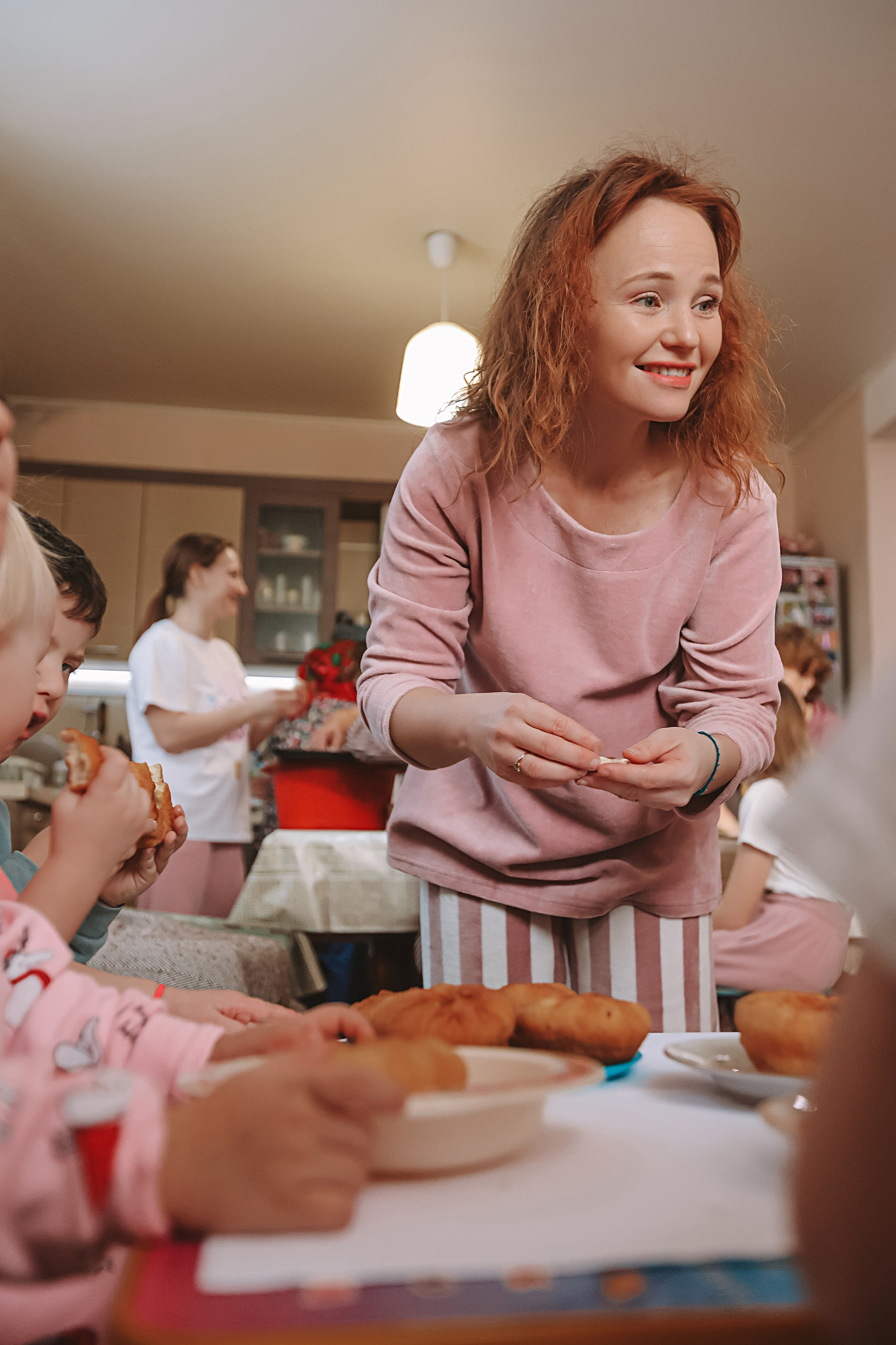 Большая семья репортаж. Семейный фотограф Тюмень, фотограф на роды Салмина Мария