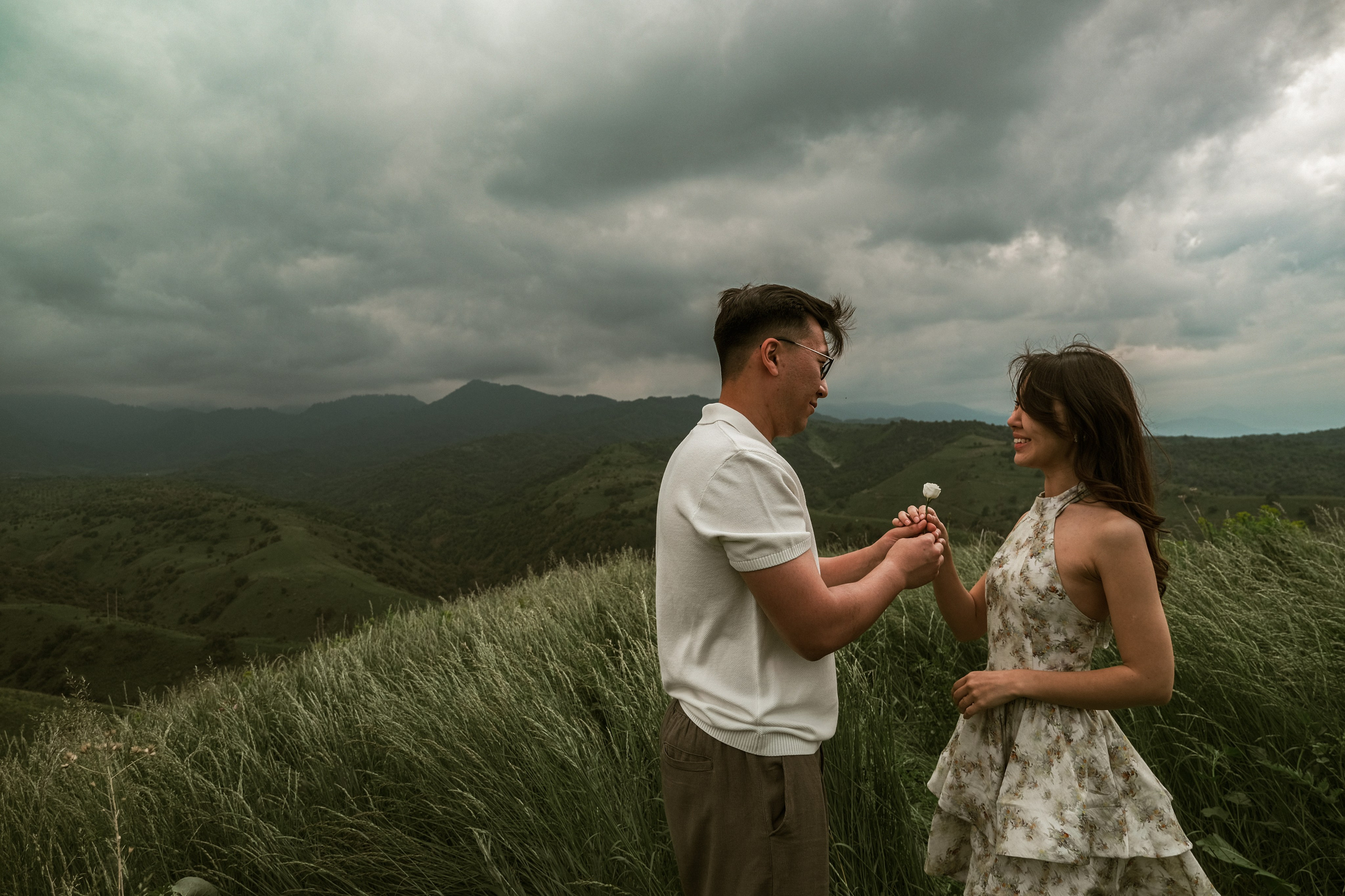 Он сделал ей маленький сюрприз и она так счастлива за этот маленький цветочек