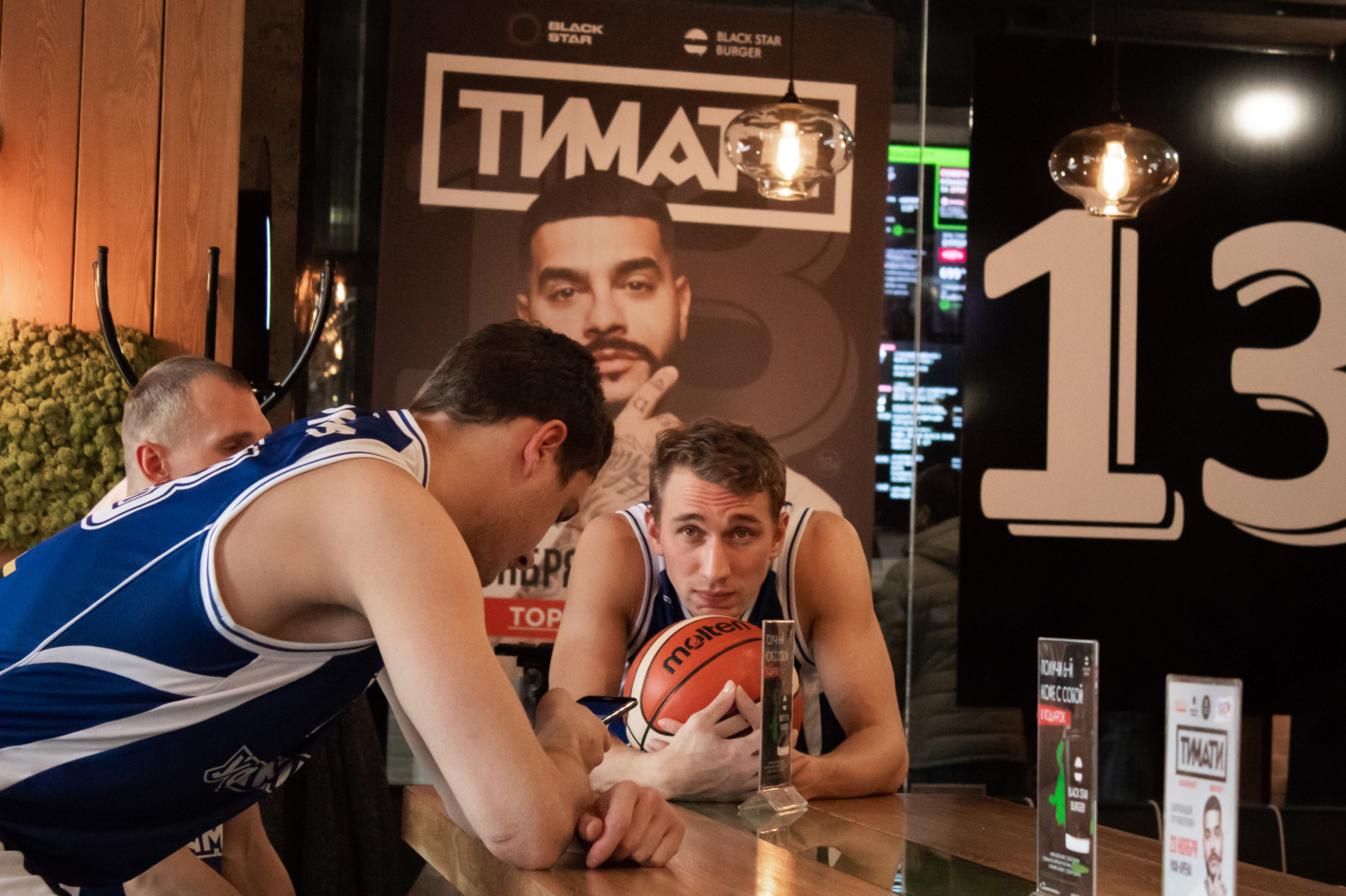 Баскетболисты в Блэкстарбургере. Репортажный Фотограф