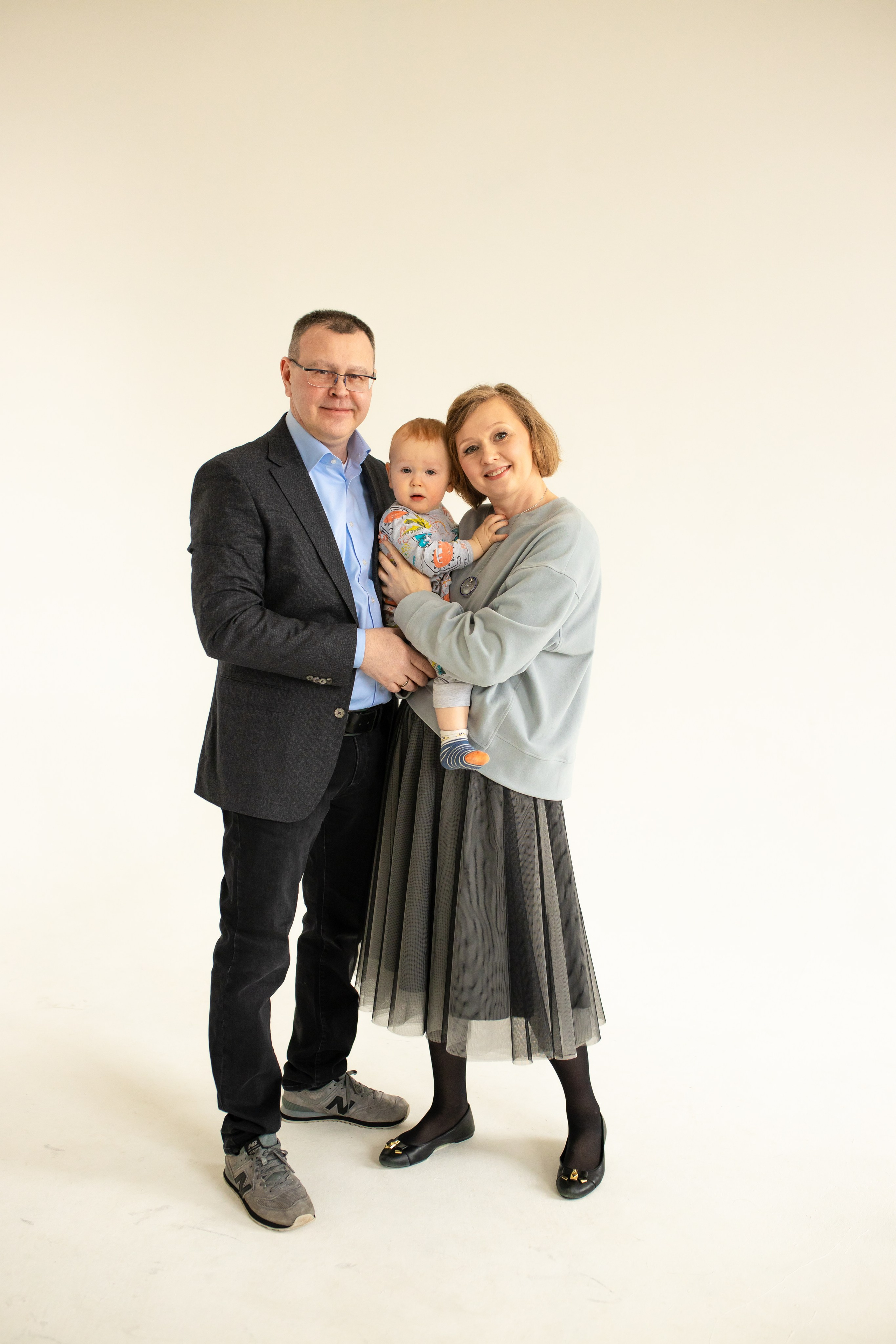 Семейная фотосессия на циклораме с естественным светом. Фотограф в Железнодорожном и Балашихе