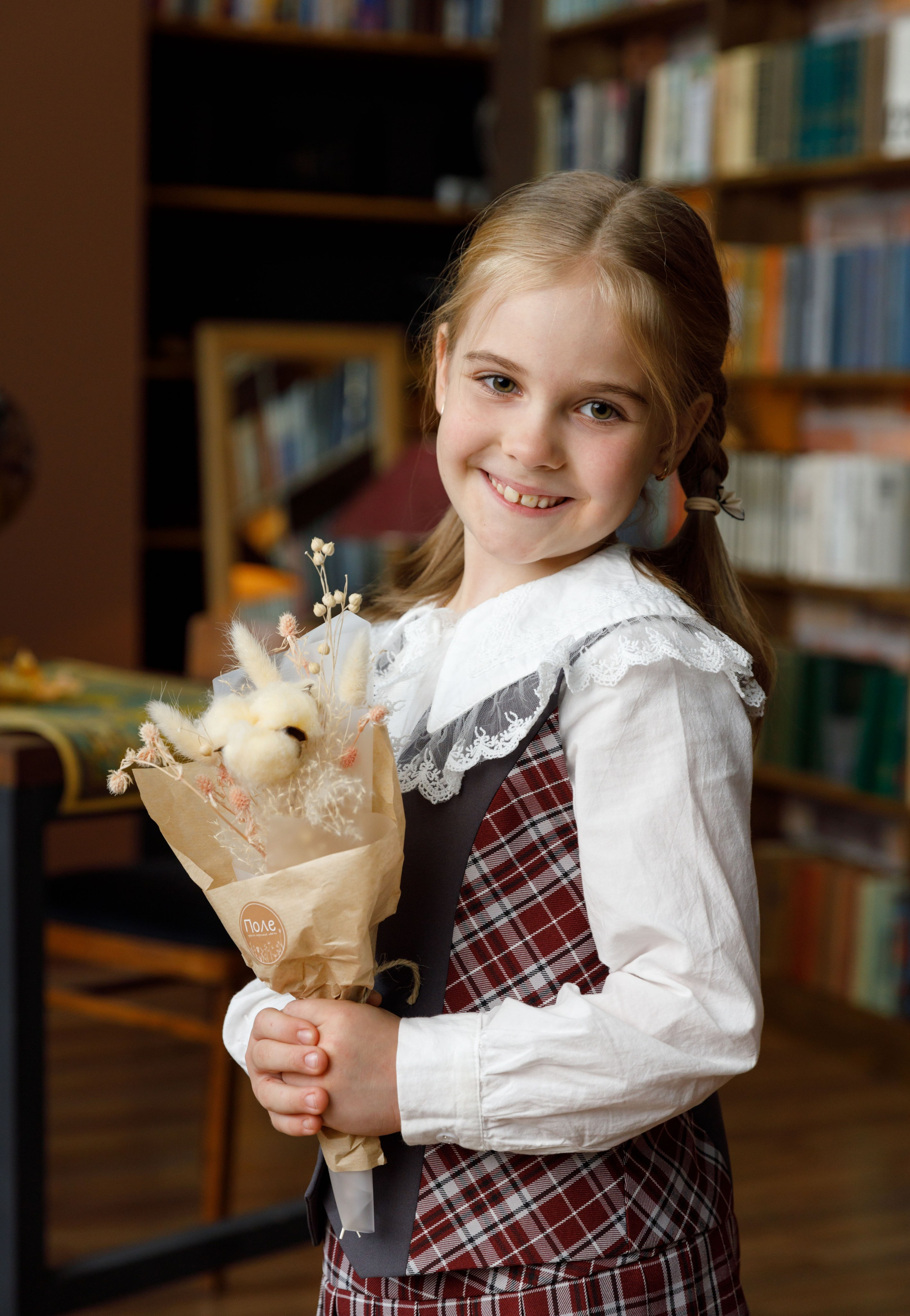 Элеонора первоклашка. Фотограф Анна Телекаева, выпускные альбомы, семейные и репортажные съемки в Омске
