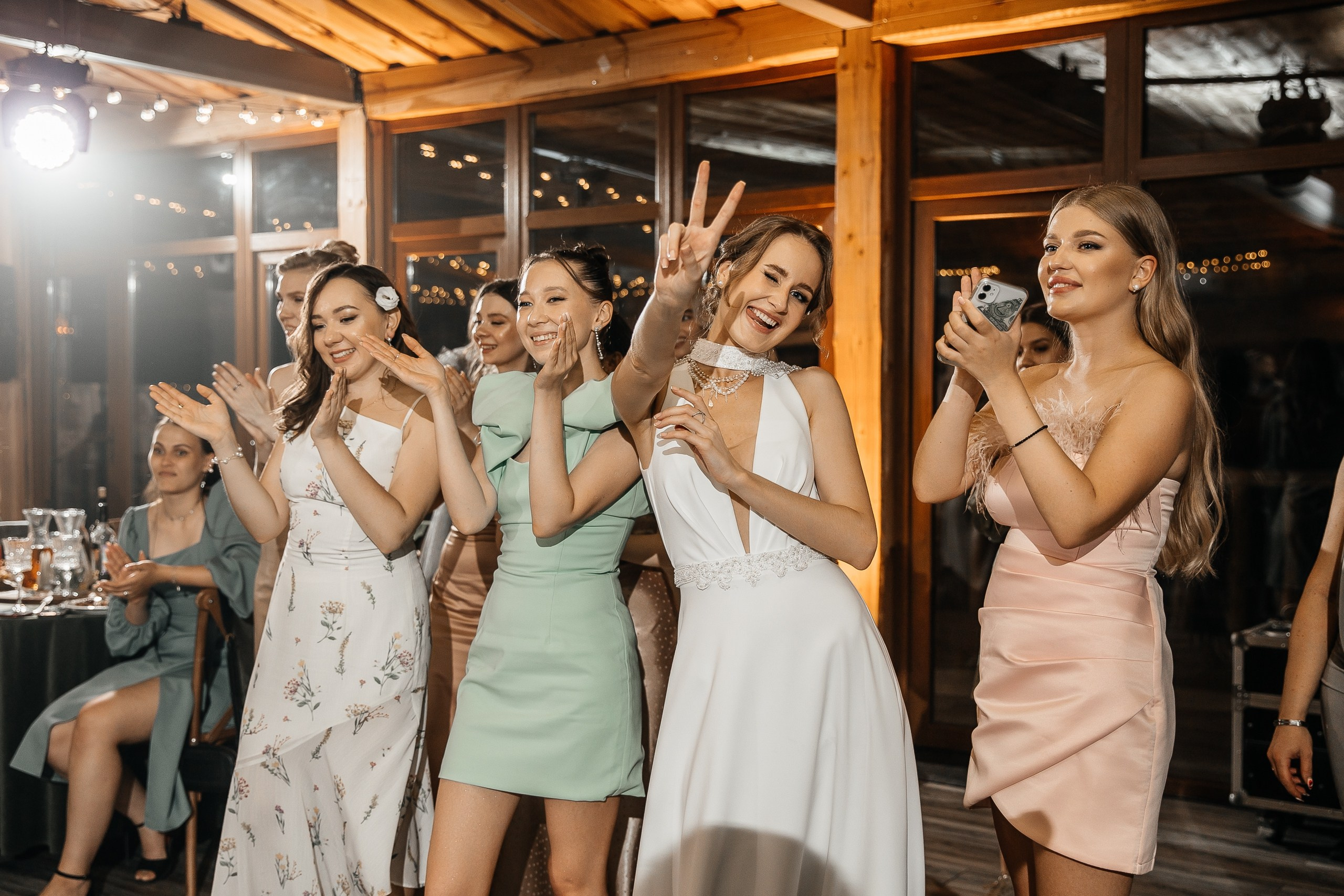 Здравствуйте! Я&nbsp;свадебный фотограф из&nbsp;Ульяновска, работаю в&nbsp;том числе по&nbsp;всей России и&nbsp;с&nbsp;выездом за&nbsp;границу. Снимаю свадьбы, lovestory, корпоративы, светский репортаж. Провожу обучение по&nbsp;фотографии, мастер-классы и&nbsp;воркшопы для других фотографов.