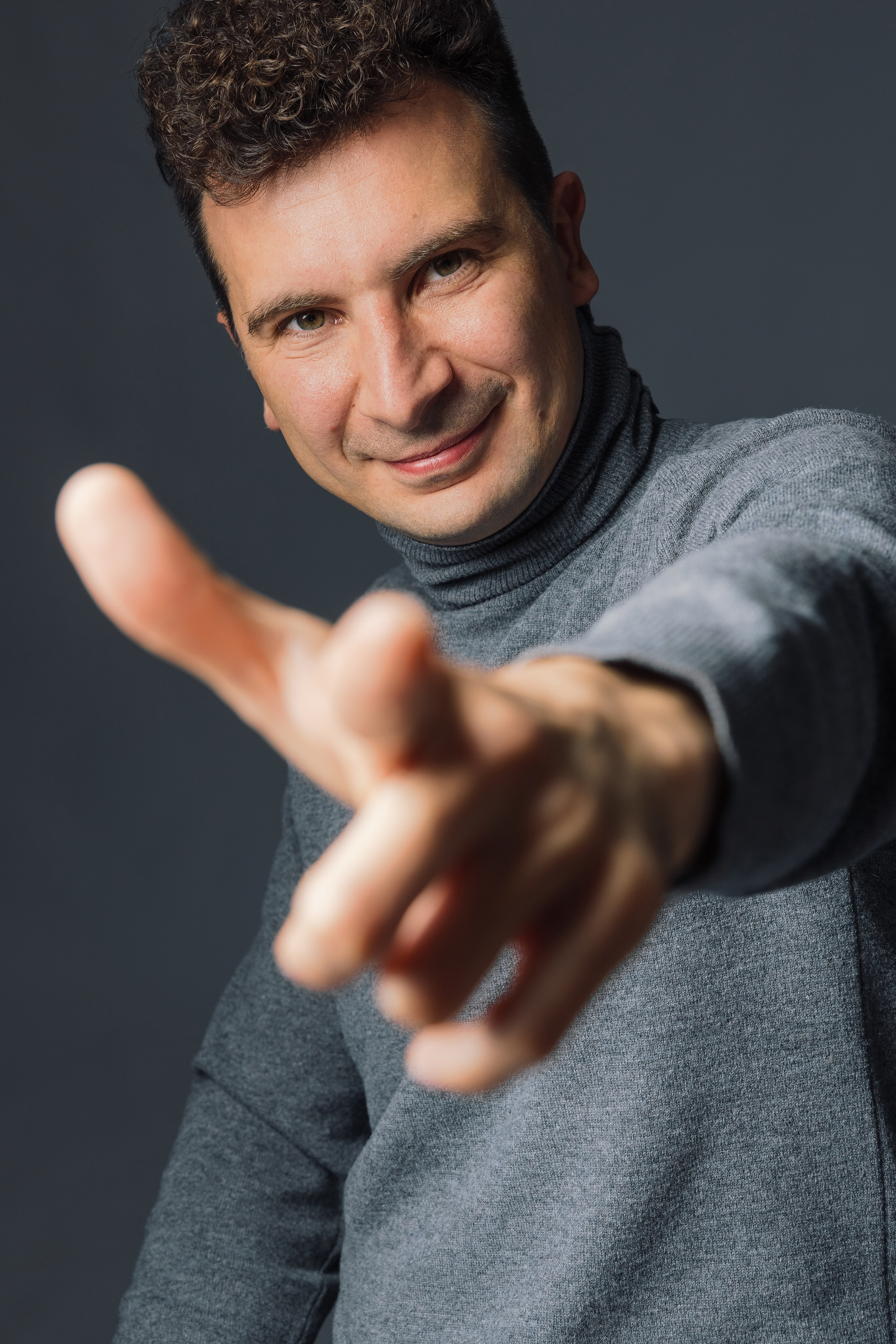 Портрет мужчины в студии на темном фоне