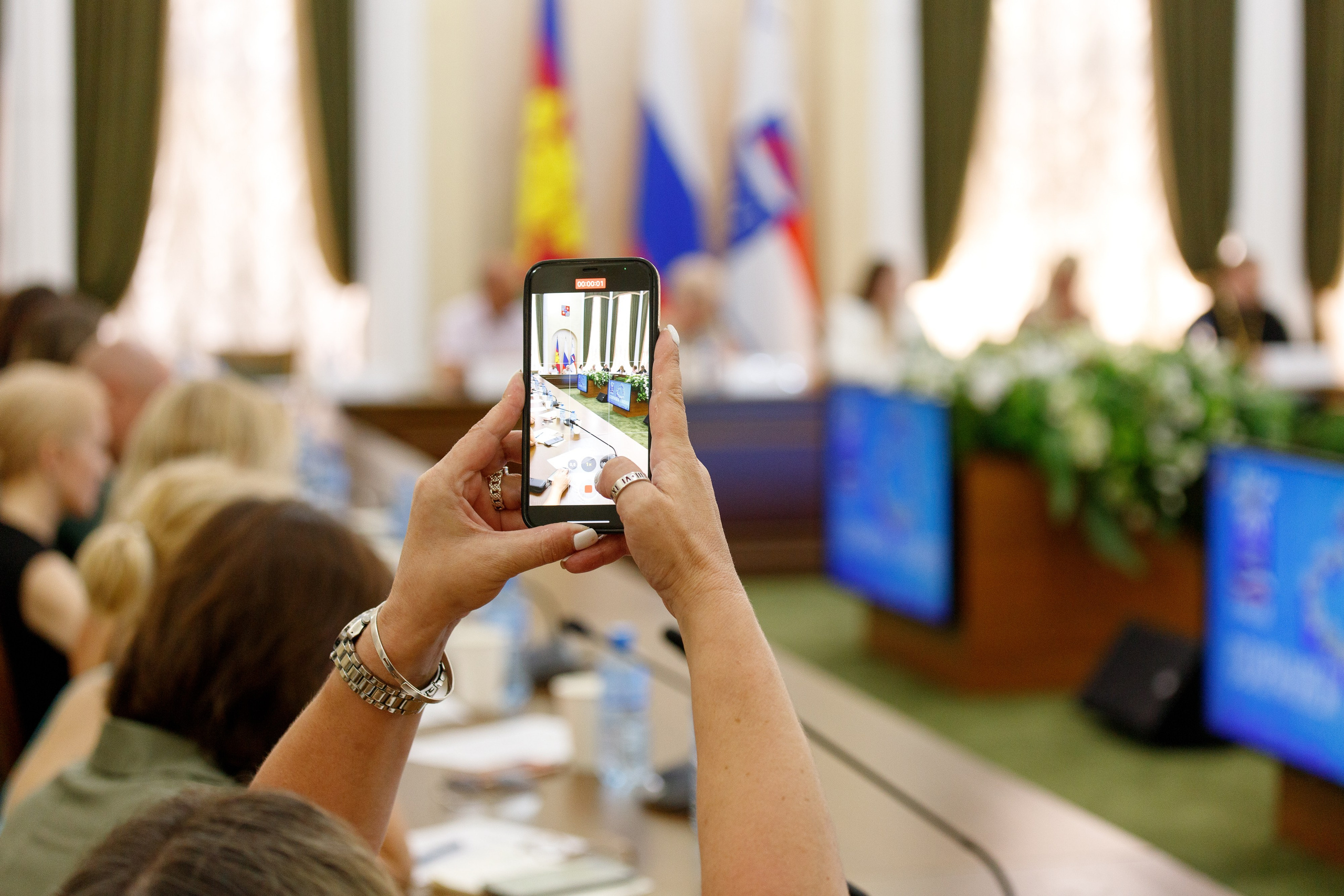 Пленарное заседание Союза Женщин России 7 июля 2025. Интерьерный и фуд фотограф в Иркутске Дмитрий Арно