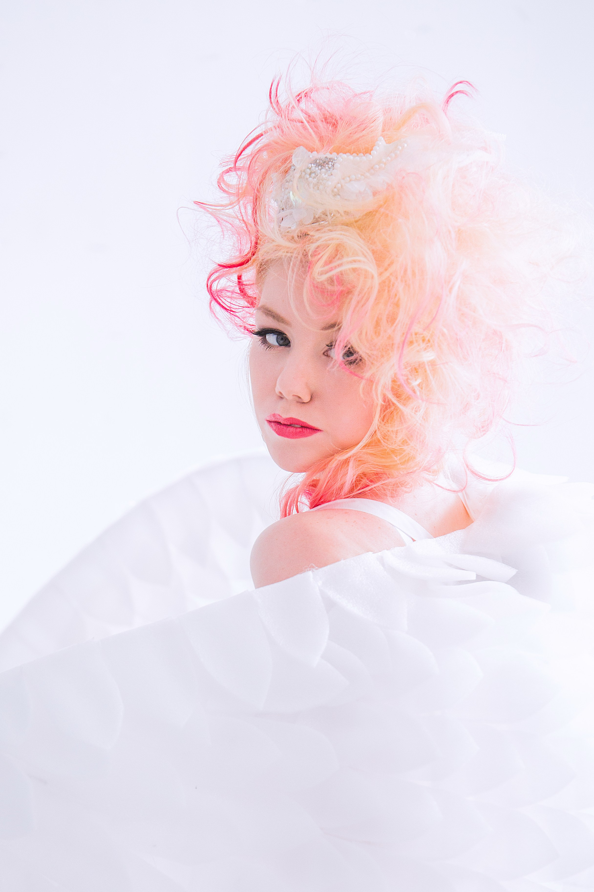 Фотография девушки с цветными волосами и белыми крыльями