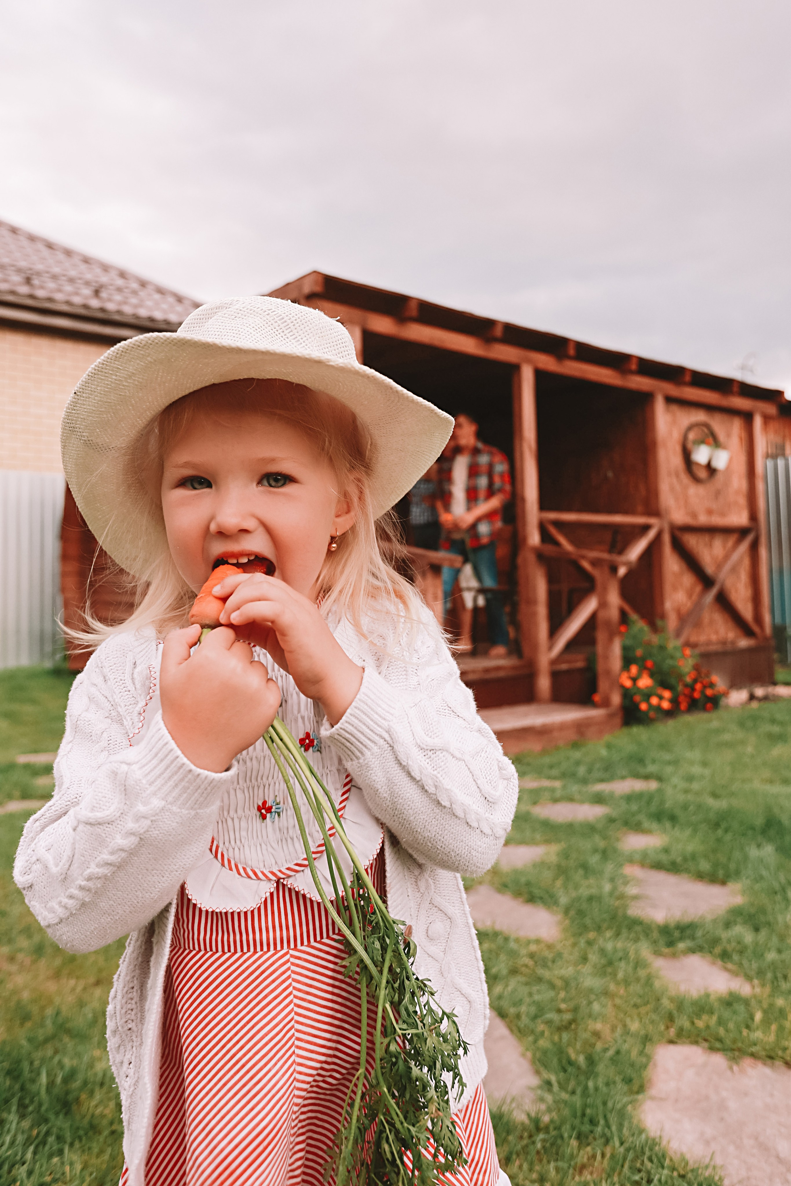 У дома. Семейный фотограф Тюмень, фотограф на роды Салмина Мария