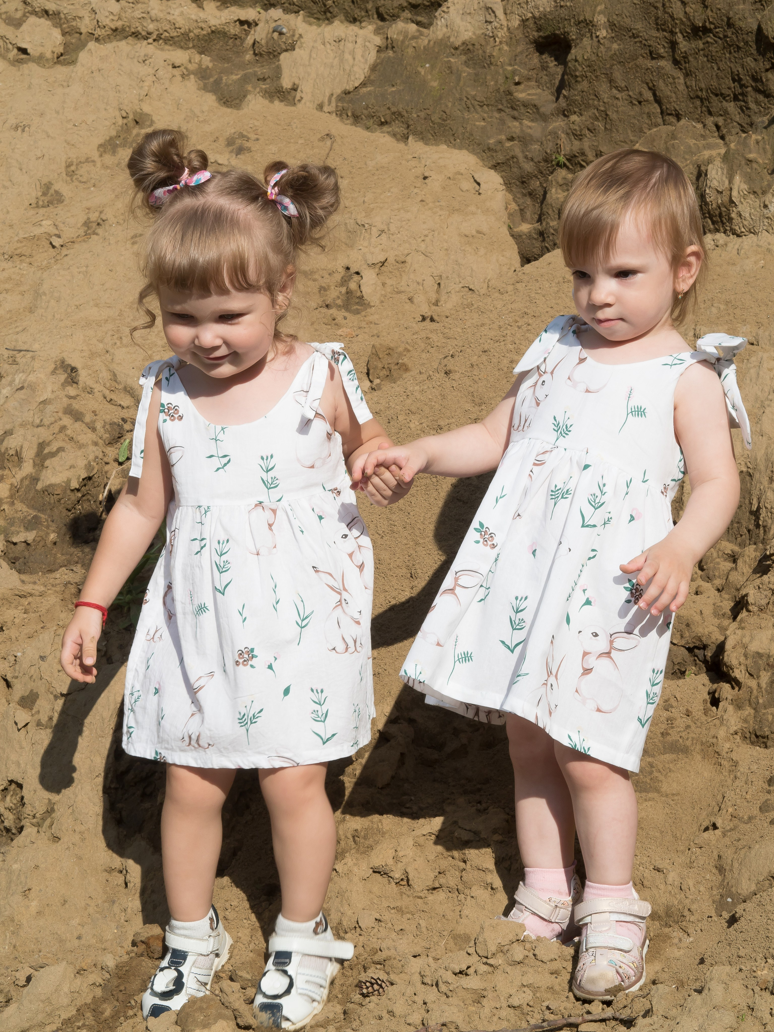 С подружкой в деревушке. Семейный детский фотограф в Красноярске Скачкова Юлия