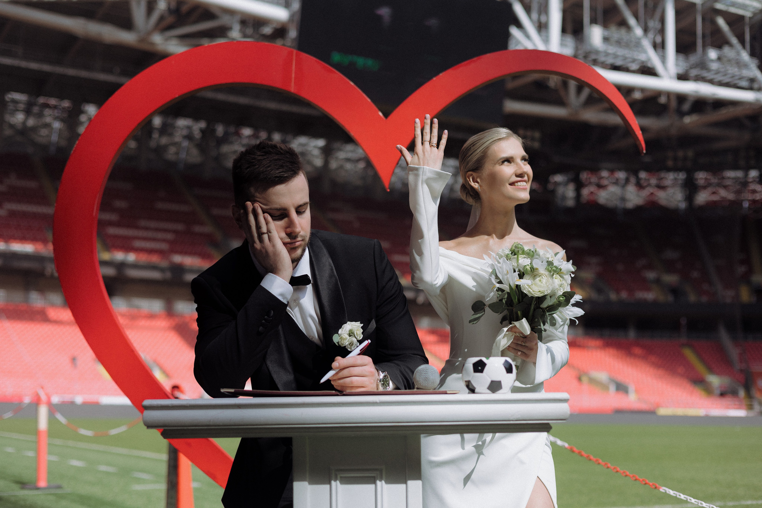 Свадебная фотосессия на стадионе Спартак. Свадебный фотограф в Москве. свадебная фотосессия Москва. Фотограф в Москве Валерия Рожкова