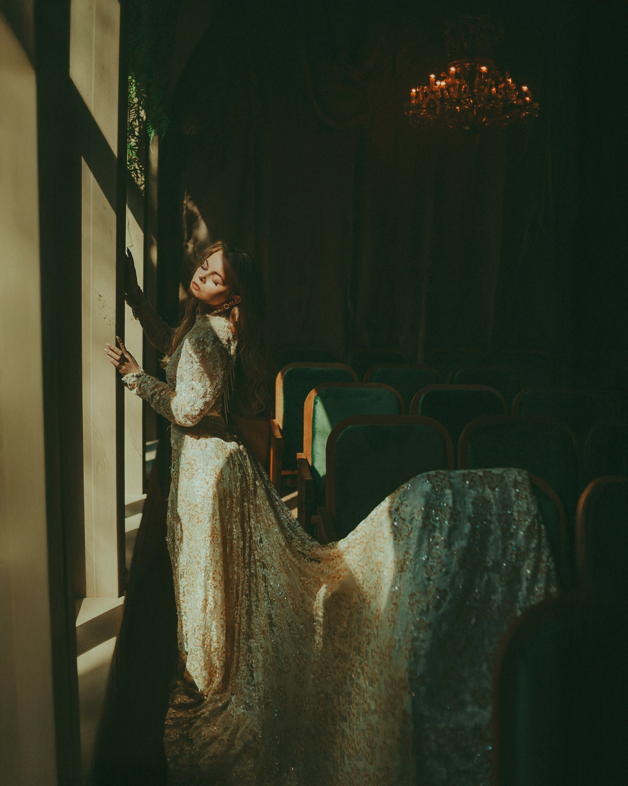 Москва. Заброшкнный театр. Алина. Фотограф Брянск