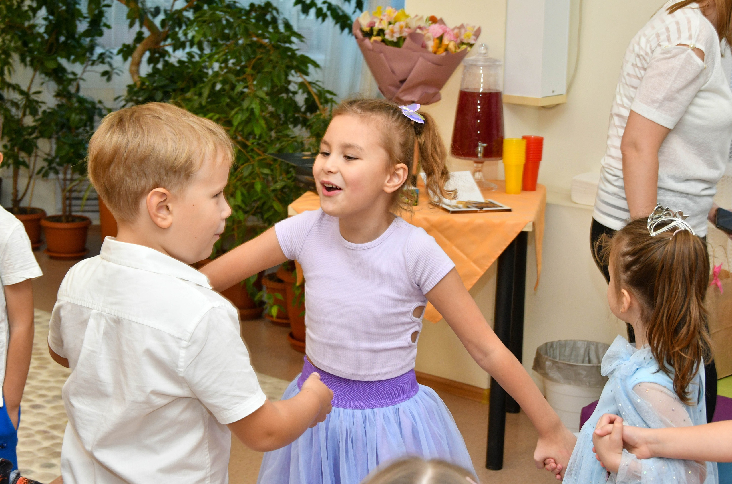 2023 г. День дошкольного работника и прогулка. Репортажный и детский фотограф в Новосибирске