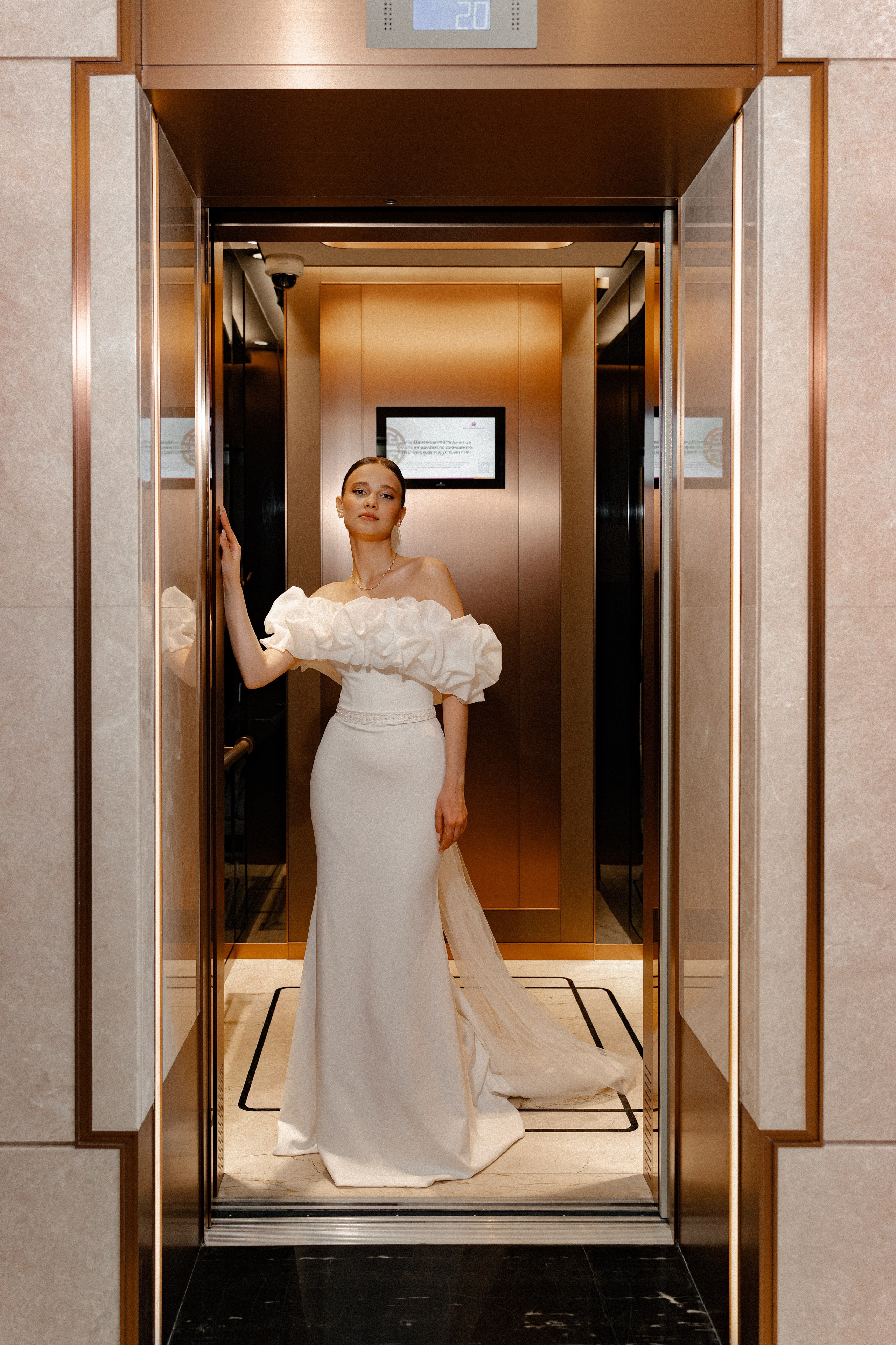 Свадебная фотосессия в Бутырском ЗАГС (Дворец Бракосочетания № 4) и прогулка в отеле Solux (Солюкс)