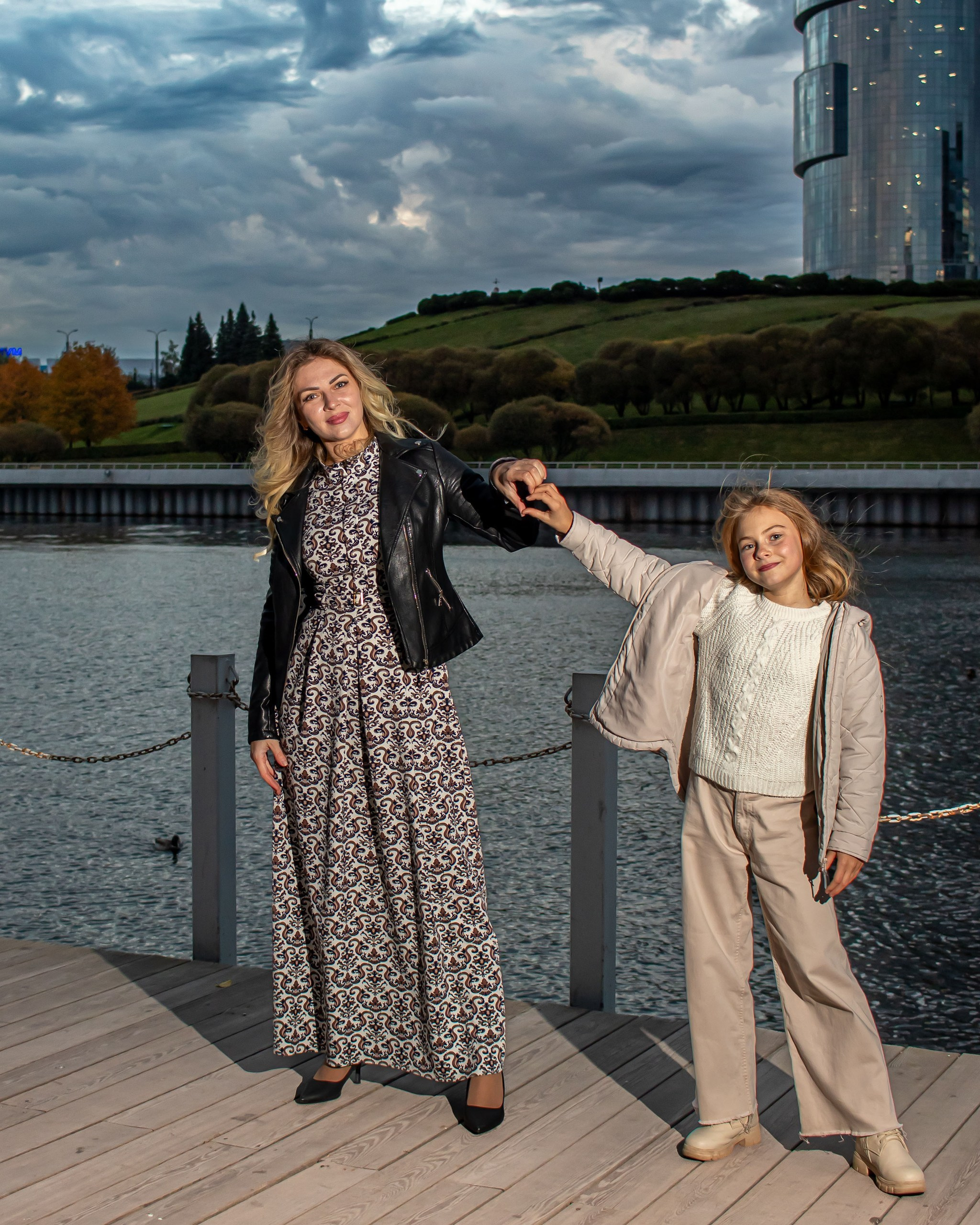 Девочка и мама держатся за руки — фотограф Карасёва Елена