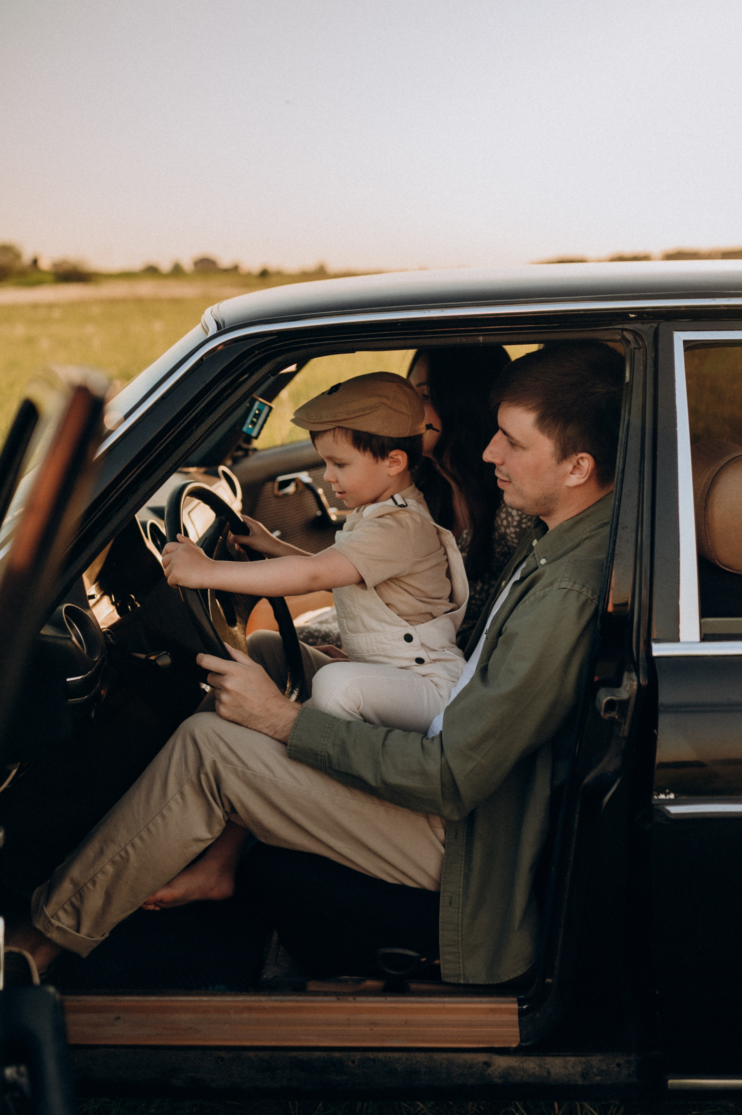 С машиной. Семейный фотограф Нагорнова Виктория