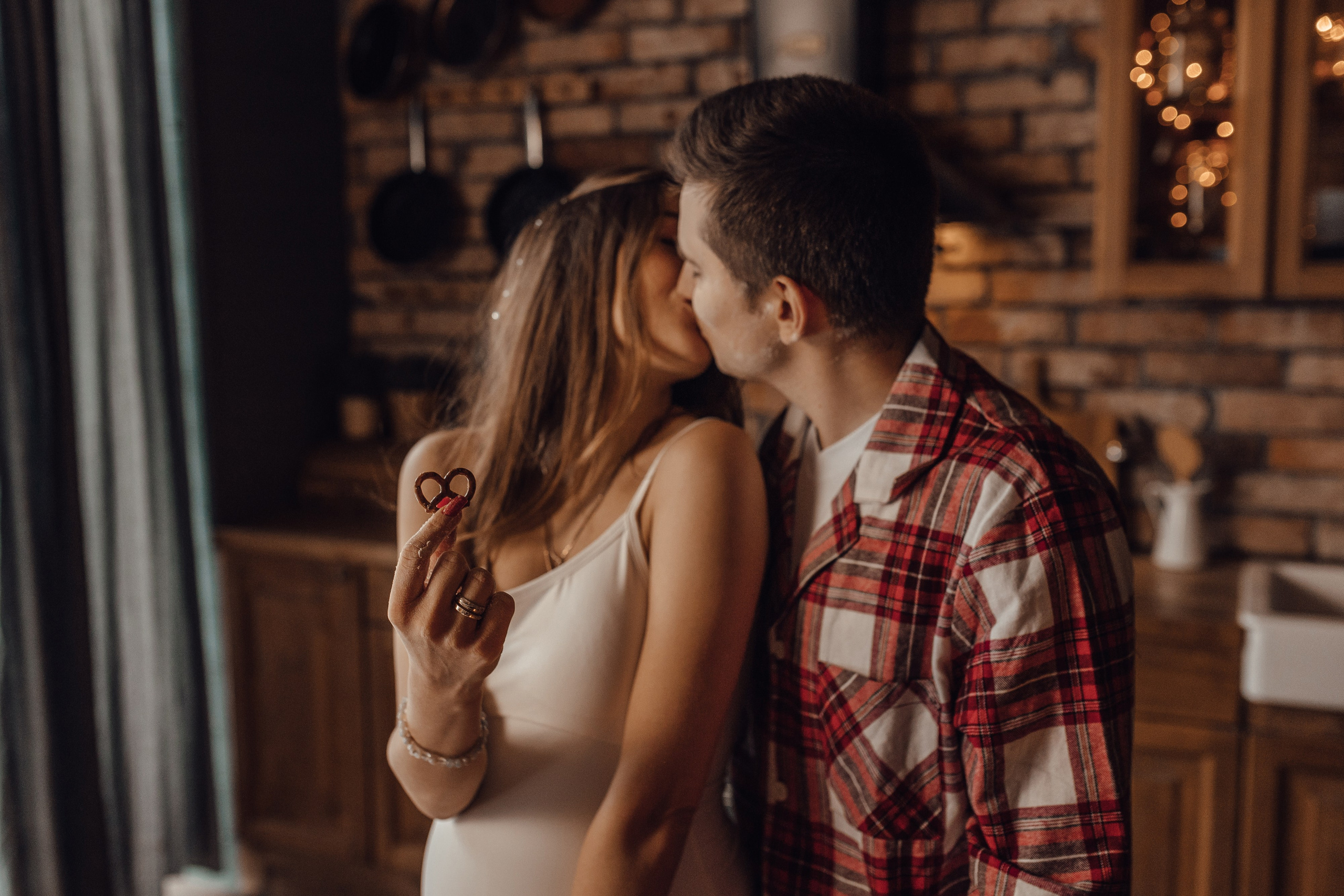 новогодняя фотосессия на кухне с мукой и тестом в студии мимика шале