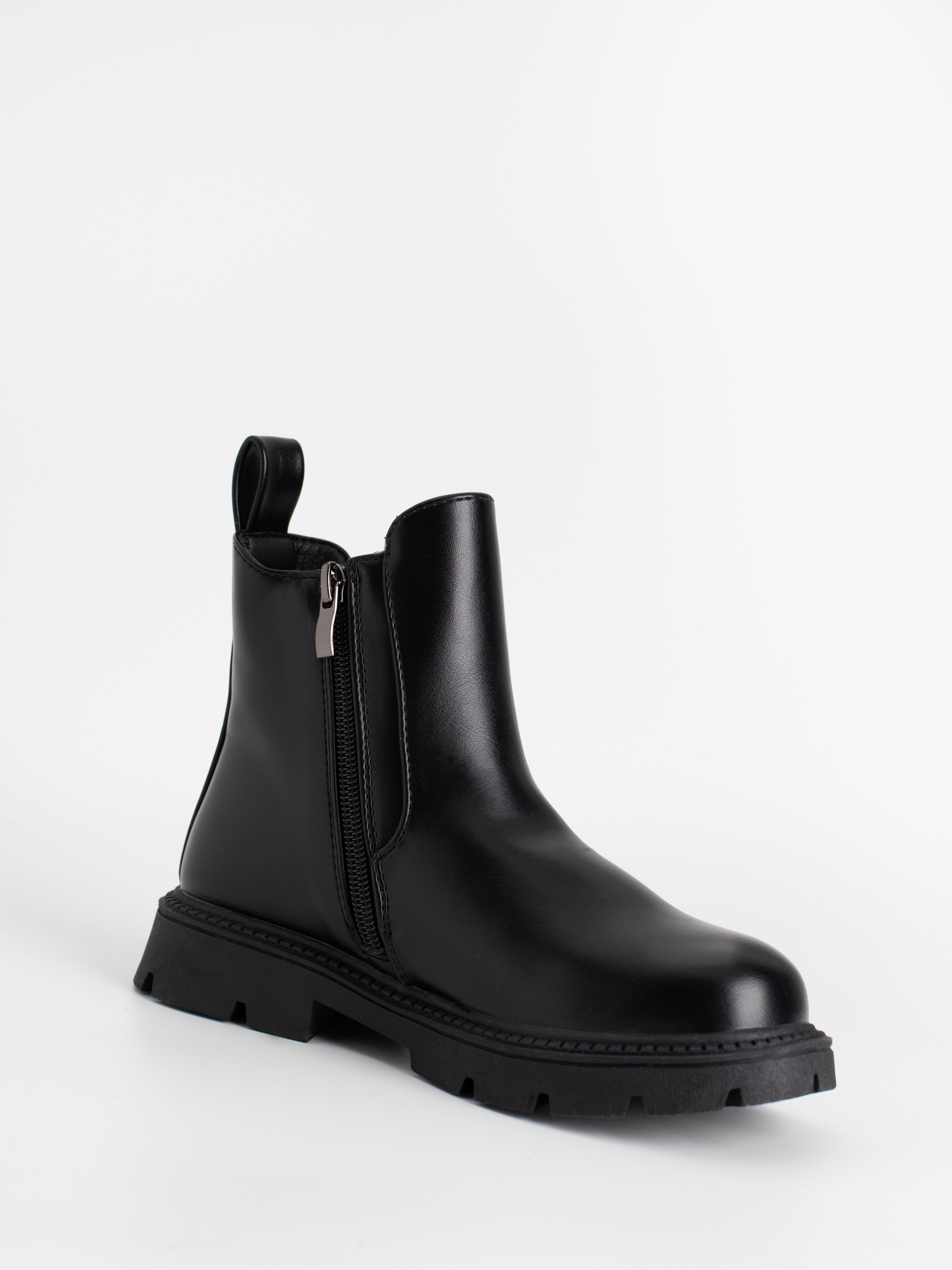 Ботинки для девочки. Фотостудия предметной и модельной съёмки для маркетплейсов