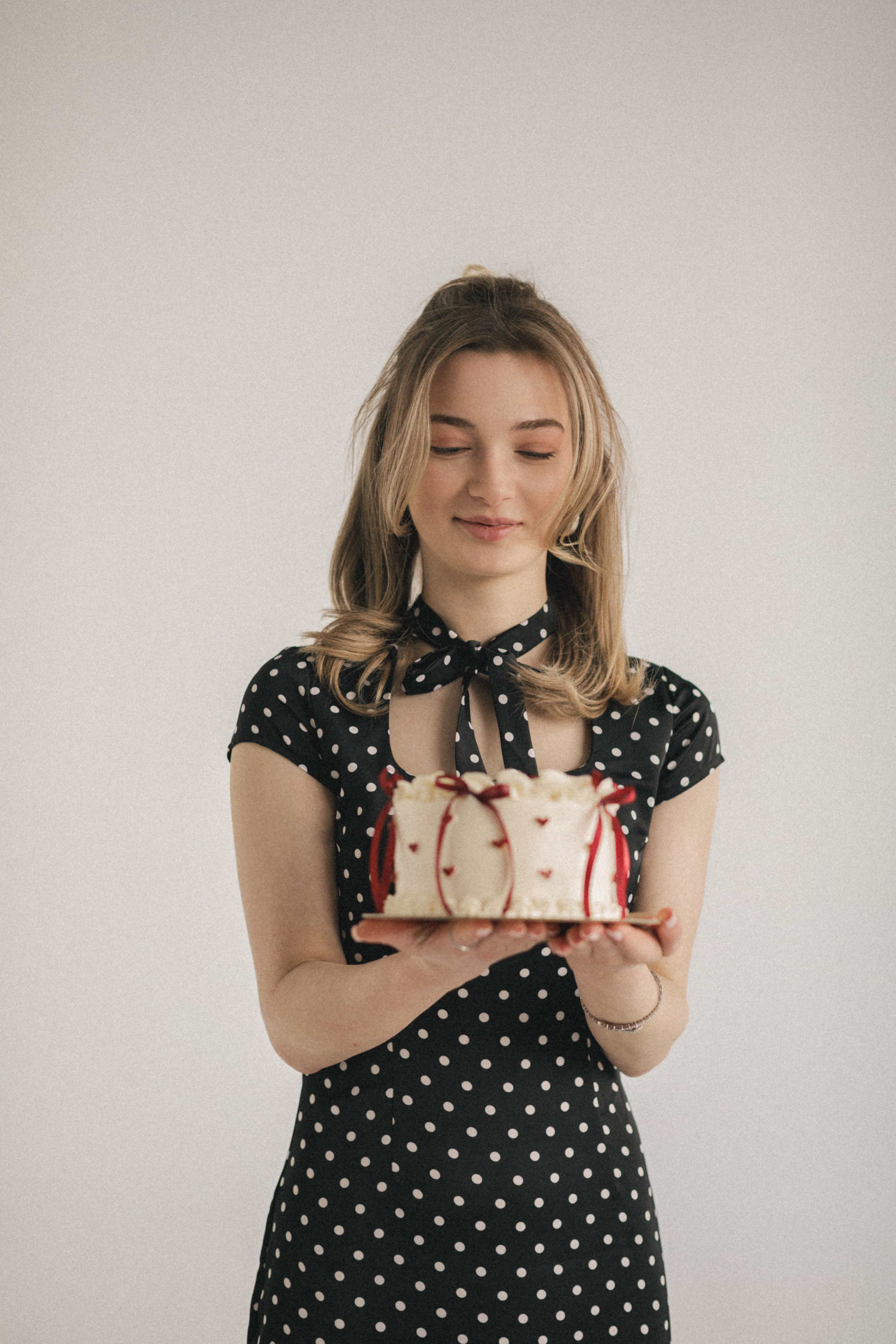 Фотосессия ко Дню рождения девушки в студии с тортом. Фотограф во Владикавказе Юрий Геворгизов