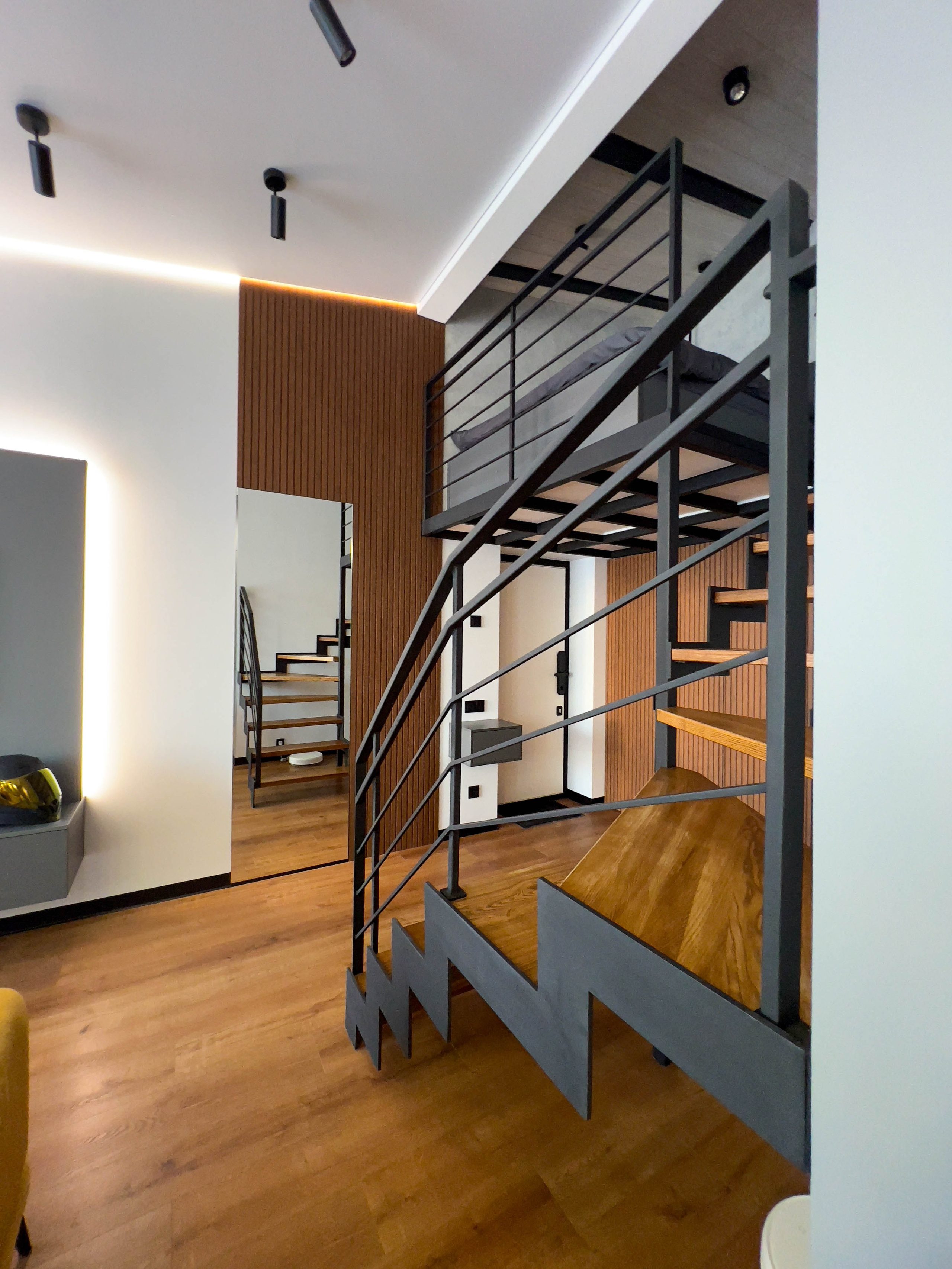 The apartment is on two levels. Fotograf Dmitrii Donets