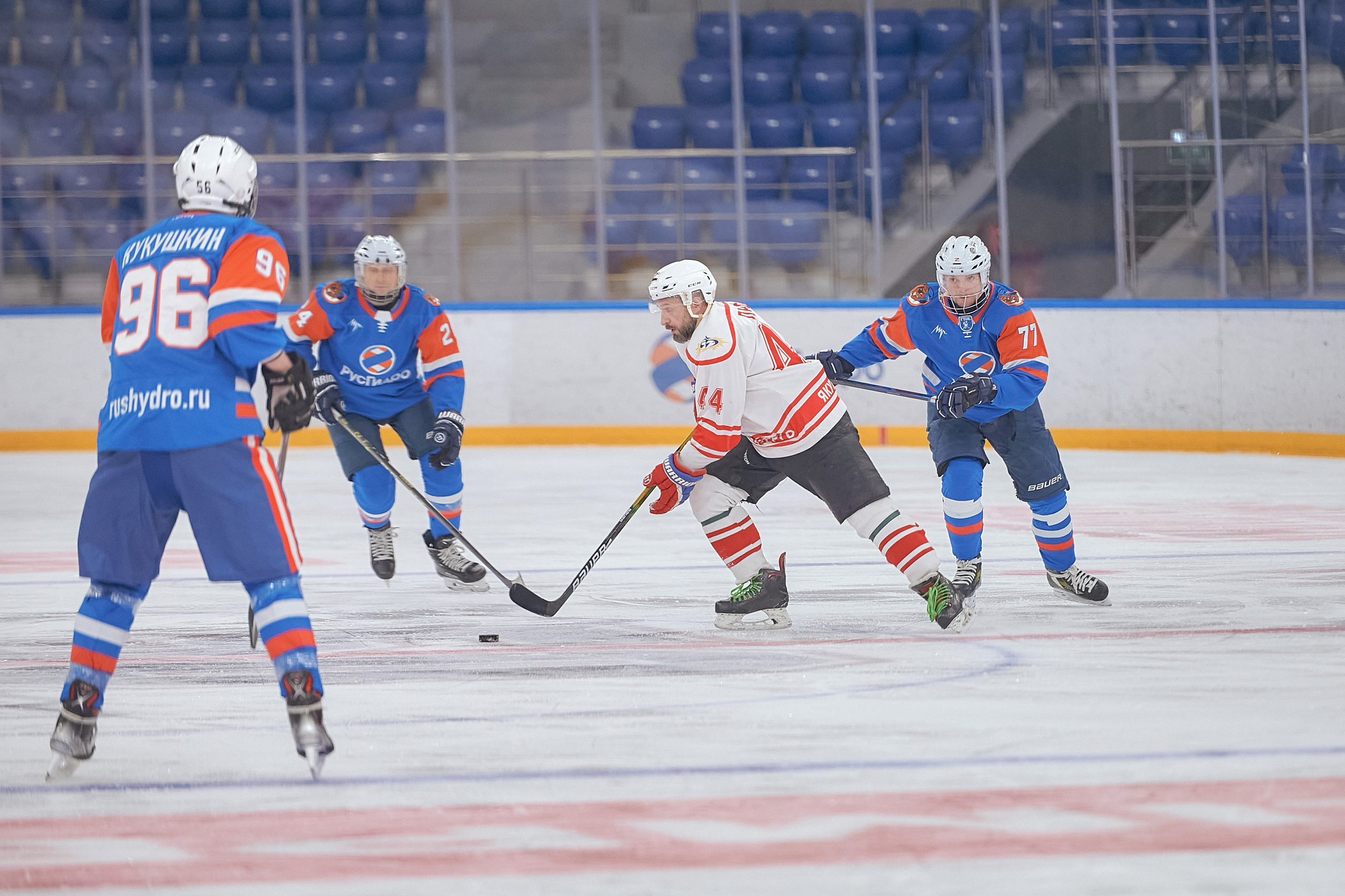 Портфолио репортажной фотосъёмки: Кристалл арена — Хоккей — РусГидро. Фотограф Яковлев Роман — Красноярск