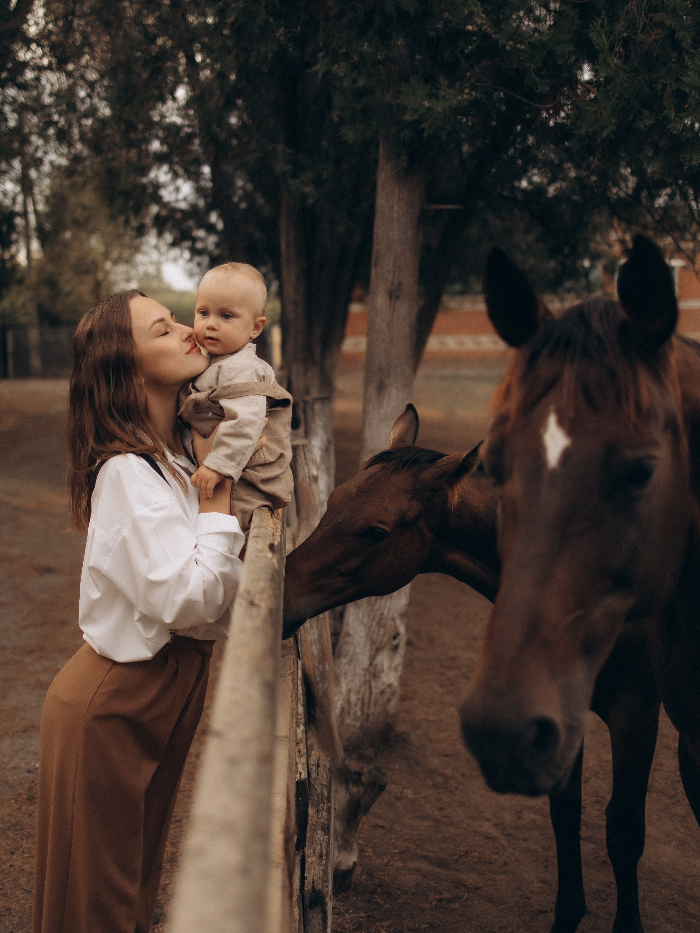 Мама с дочкой. Конюшня. Семейный фотограф в Краснодаре Храмова Анна