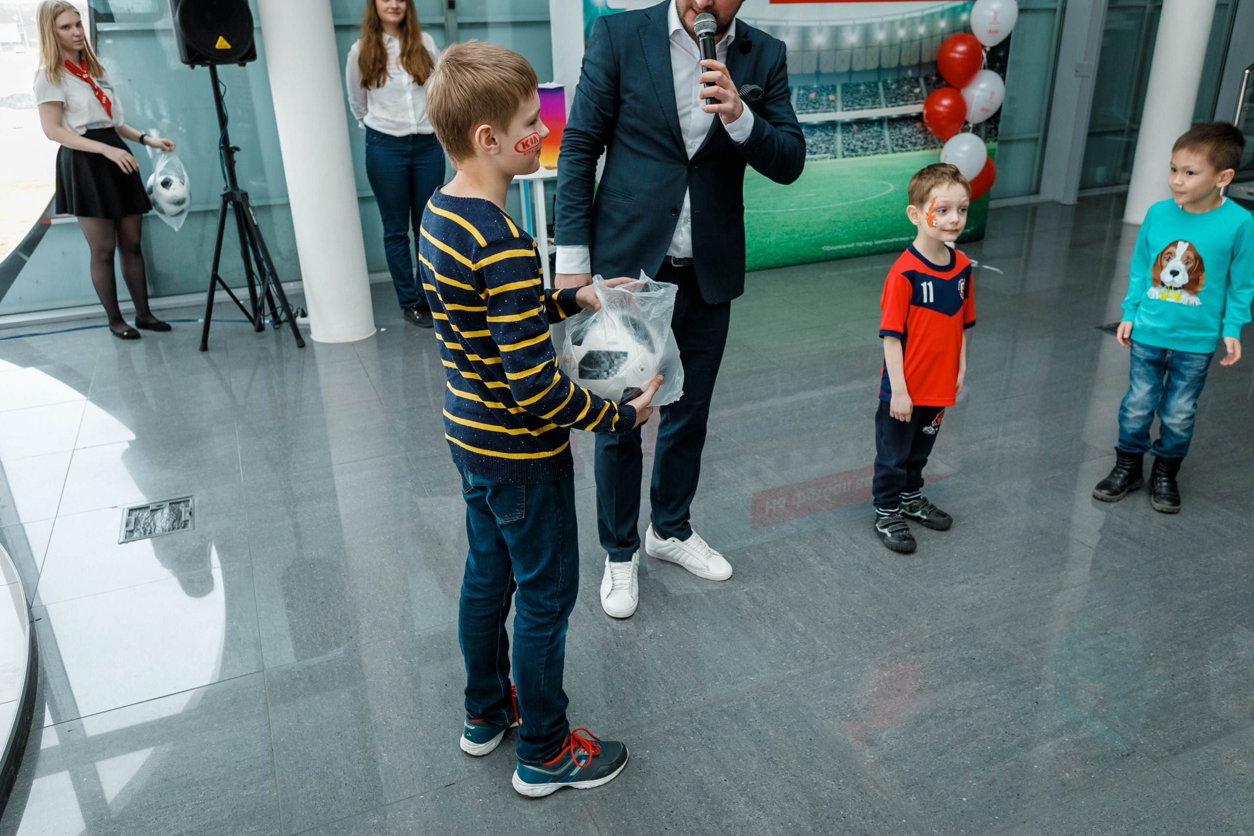 Розыгрыш билетов на ЧМ по футболу FIFA @ Киа Центр. Репортажный фотограф Максим Полянский. Москва, Санкт-Петербург, Красноярск