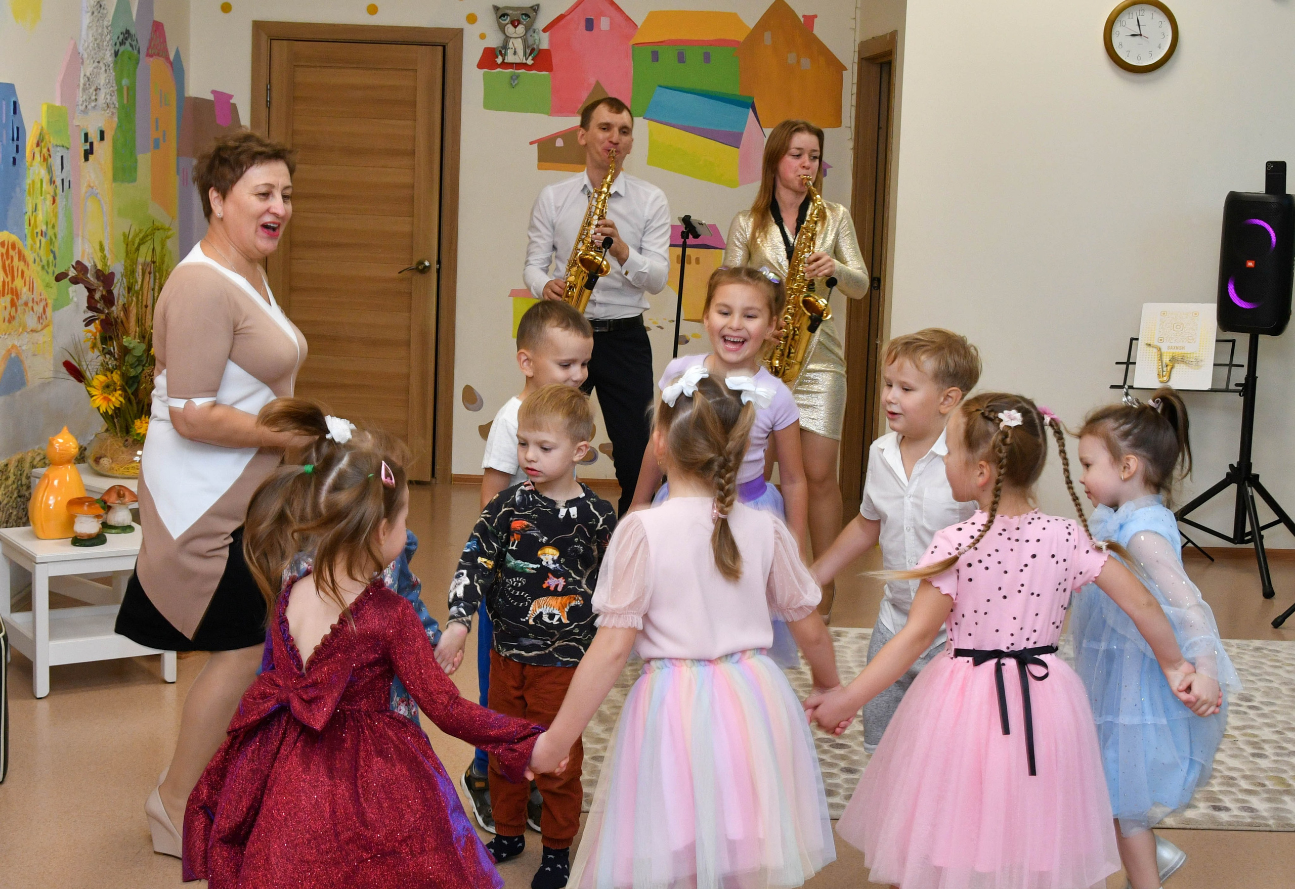 2023 г. День дошкольного работника и прогулка. Репортажный и детский фотограф в Новосибирске