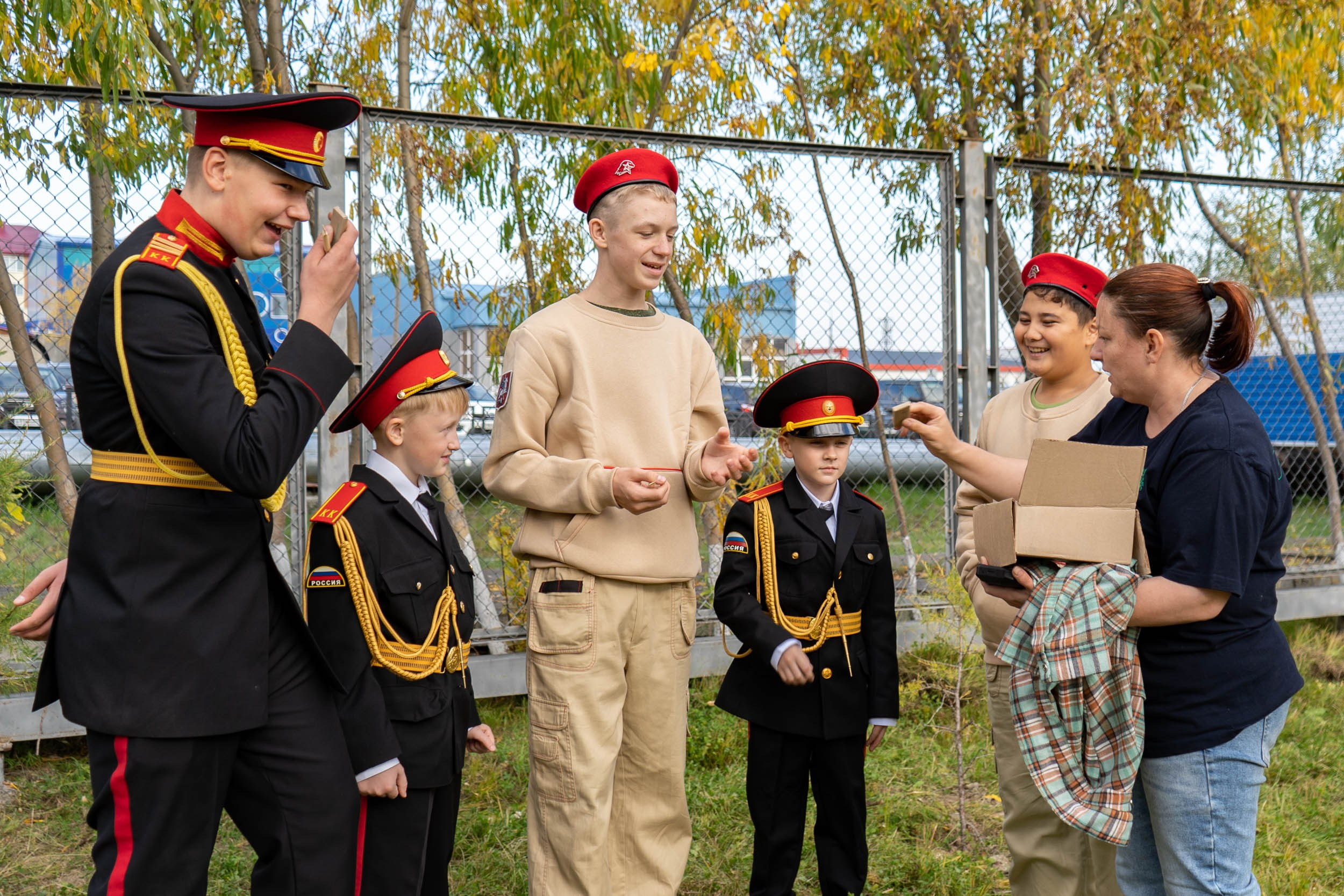 Высадка деревьев у школы. Фотограф Екатерина Зорина