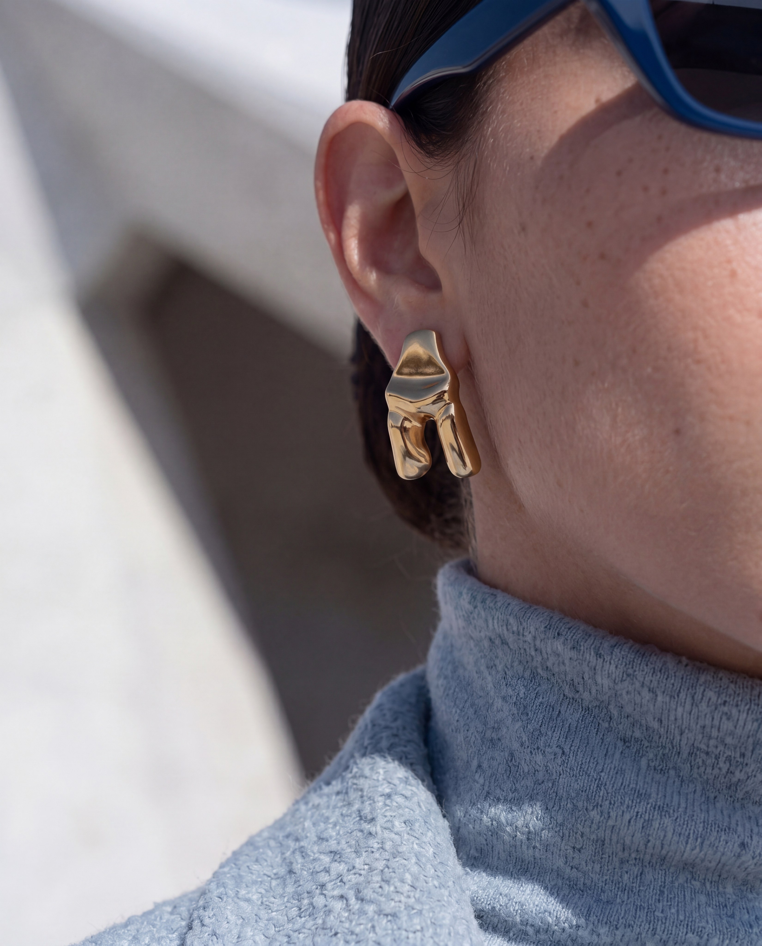 Имиджевая ИИ-фотосессия: детализация образа AI-модели с золотой серьгой, для брендов аксессуаров и создания глянцевого визуала