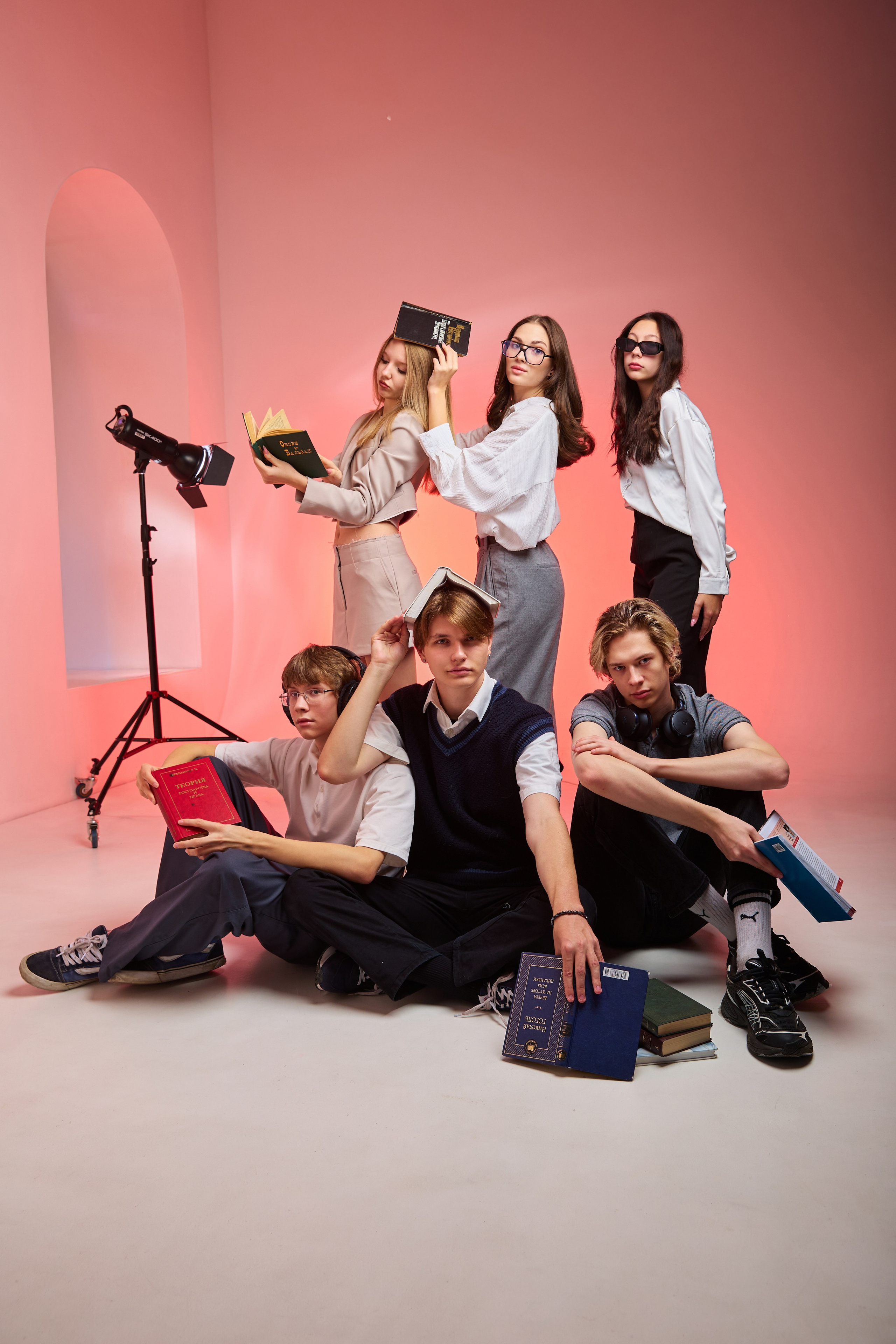 Выпускные альбомы для старшеклассников в Красноярске от AlbomKras 🎓✨. AlbomKras -выпускные альбомы Красноярска с авторским дизайном и качественной фотосъемкой! ⭐⭐⭐⭐⭐ 5.0