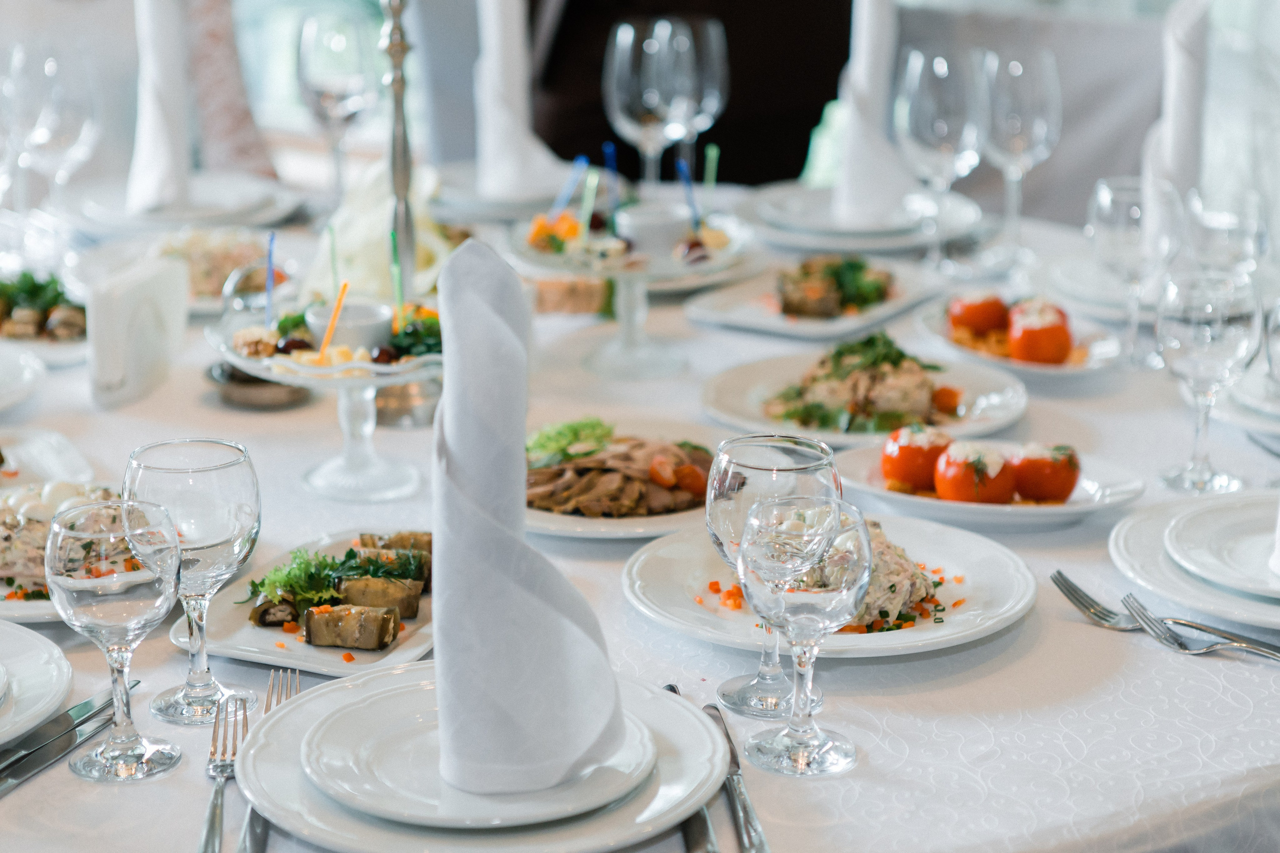 Свадебная фотосессия Сергея и Елены. Наш свадебный день. Видеосъемка и фотосъемка свадеб. Фотограф и оператор на свадьбу. Видеосъемка подкастов, собственная видео-фотостудии. Предметная фотосъемка