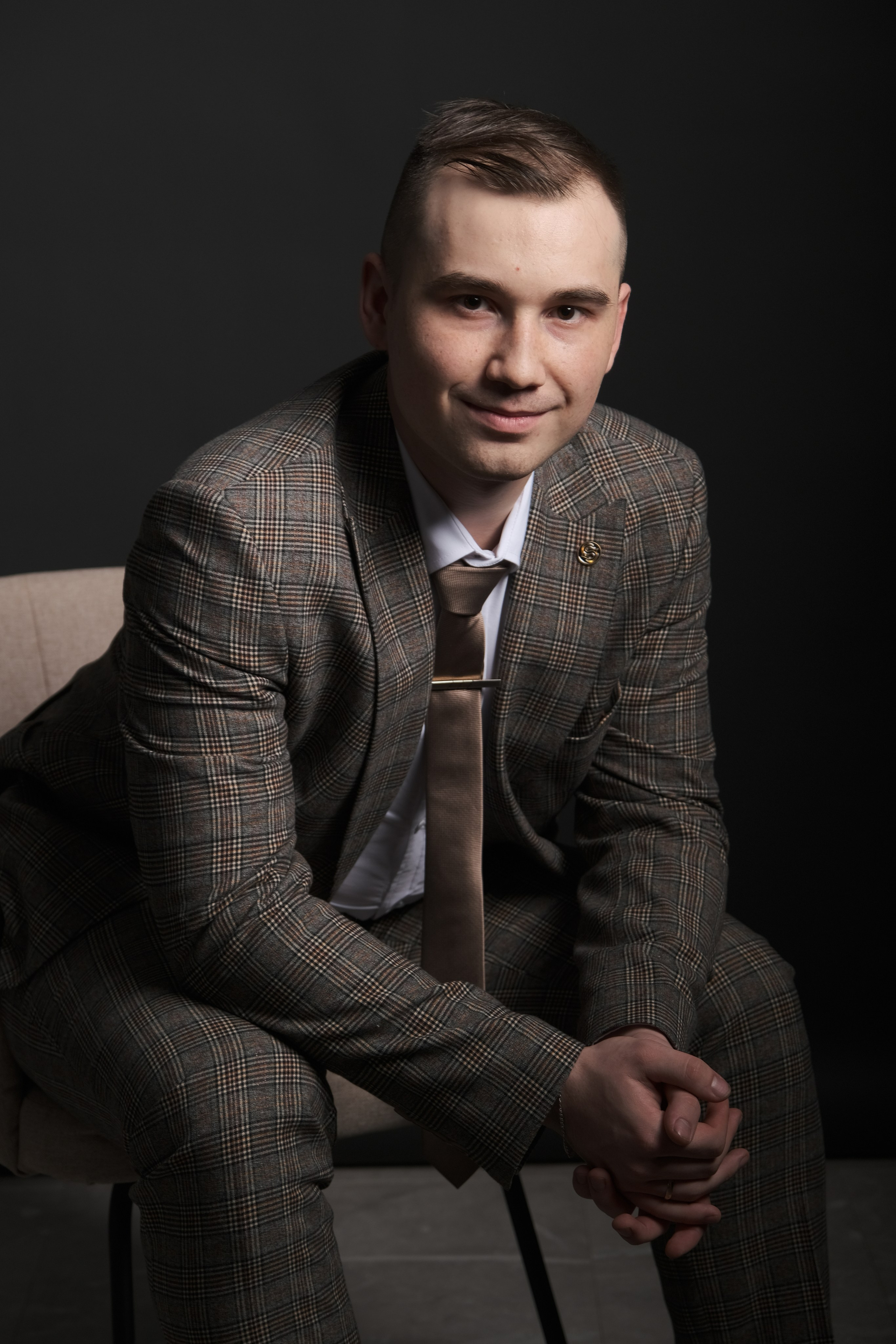 жених фото в студии в ожидании невесты