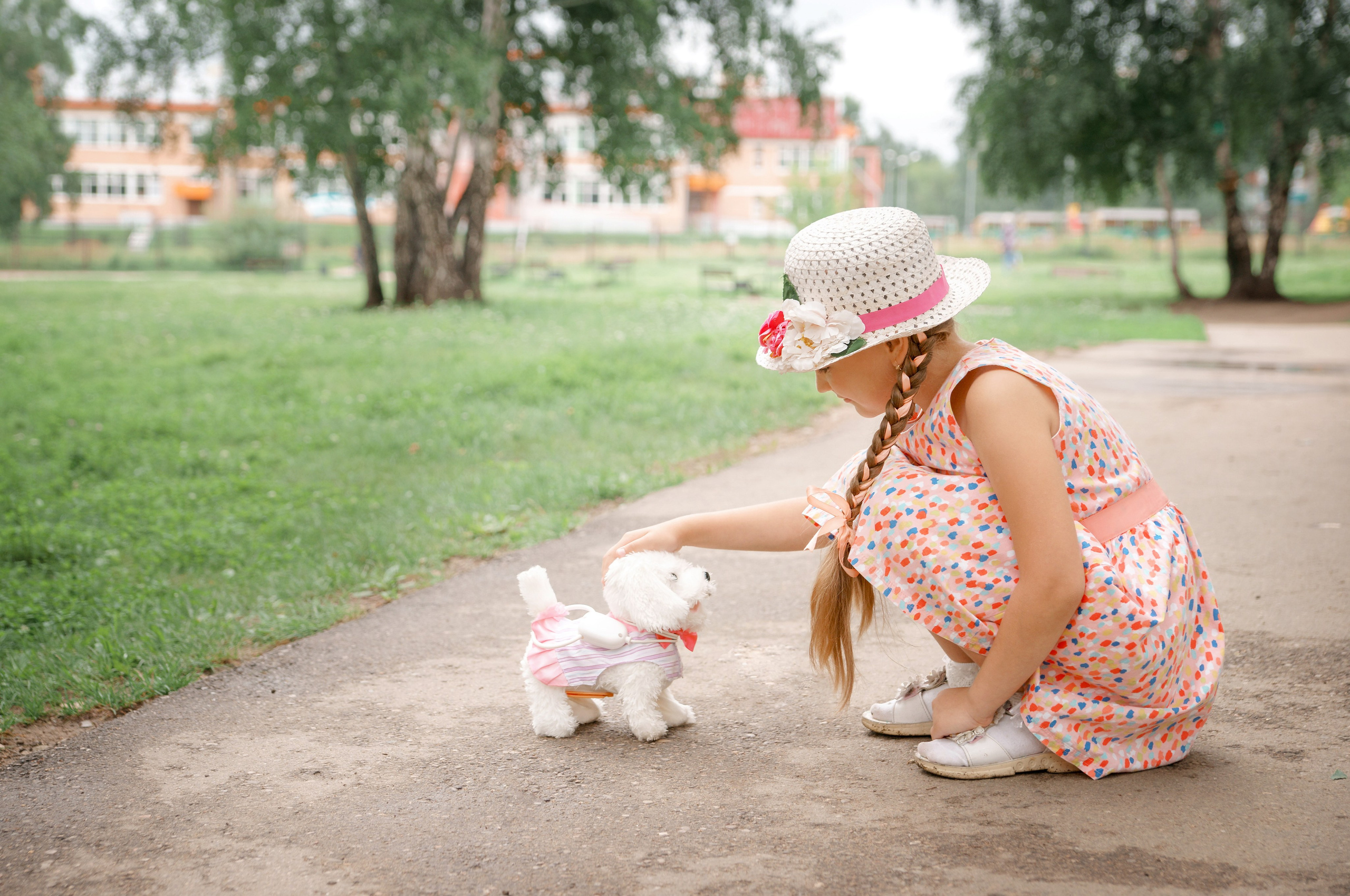 Детская фотосессия летом - девочка гладит щенка