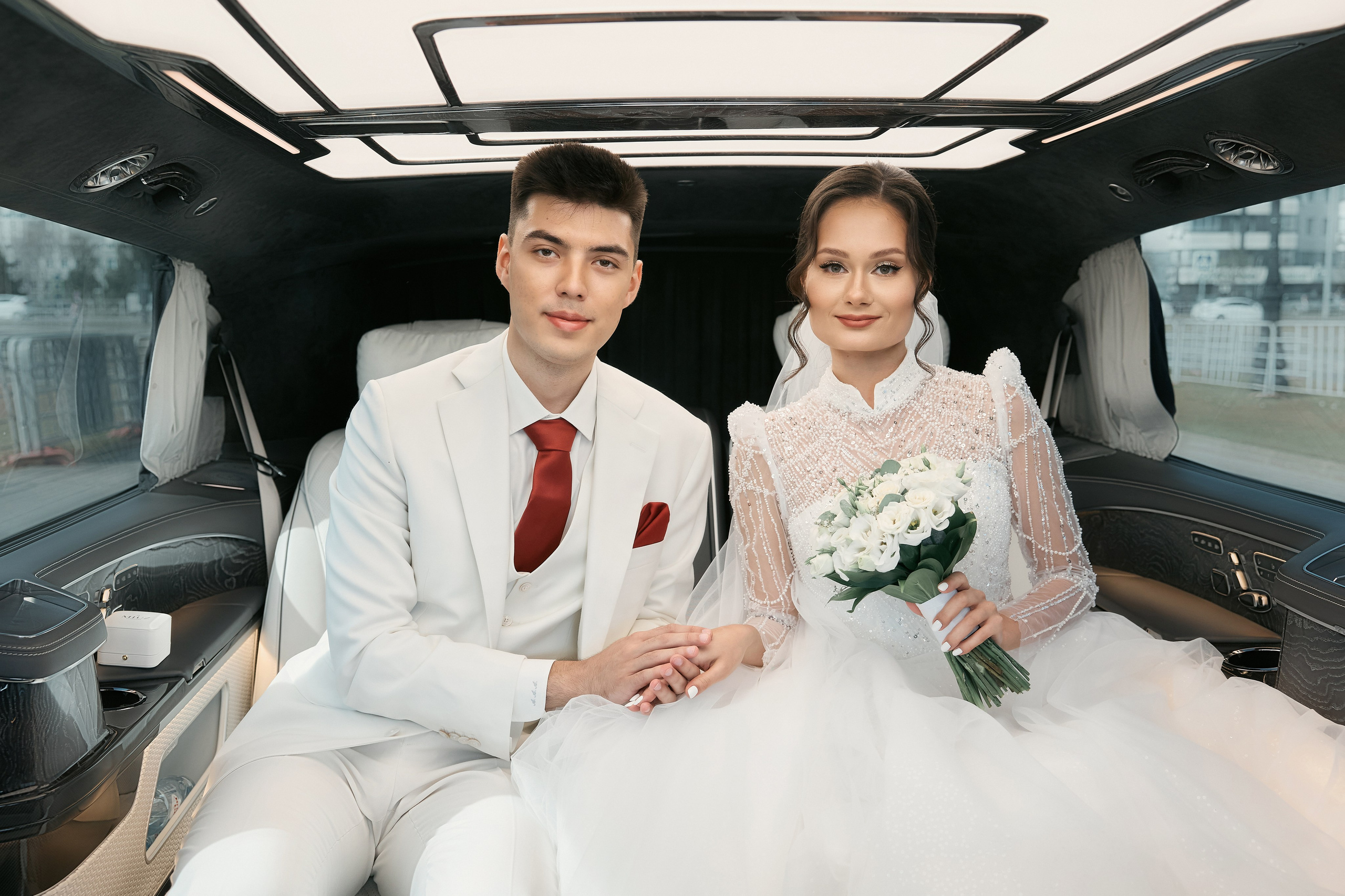 Аяз и Аделя. Свадебная фотосессия душевной пары в белых одеяниях на белых одеялах…. Мое имя Раиль. Я репортажный фотограф в Казани, так же мой любимый жанр — свадебный фотограф