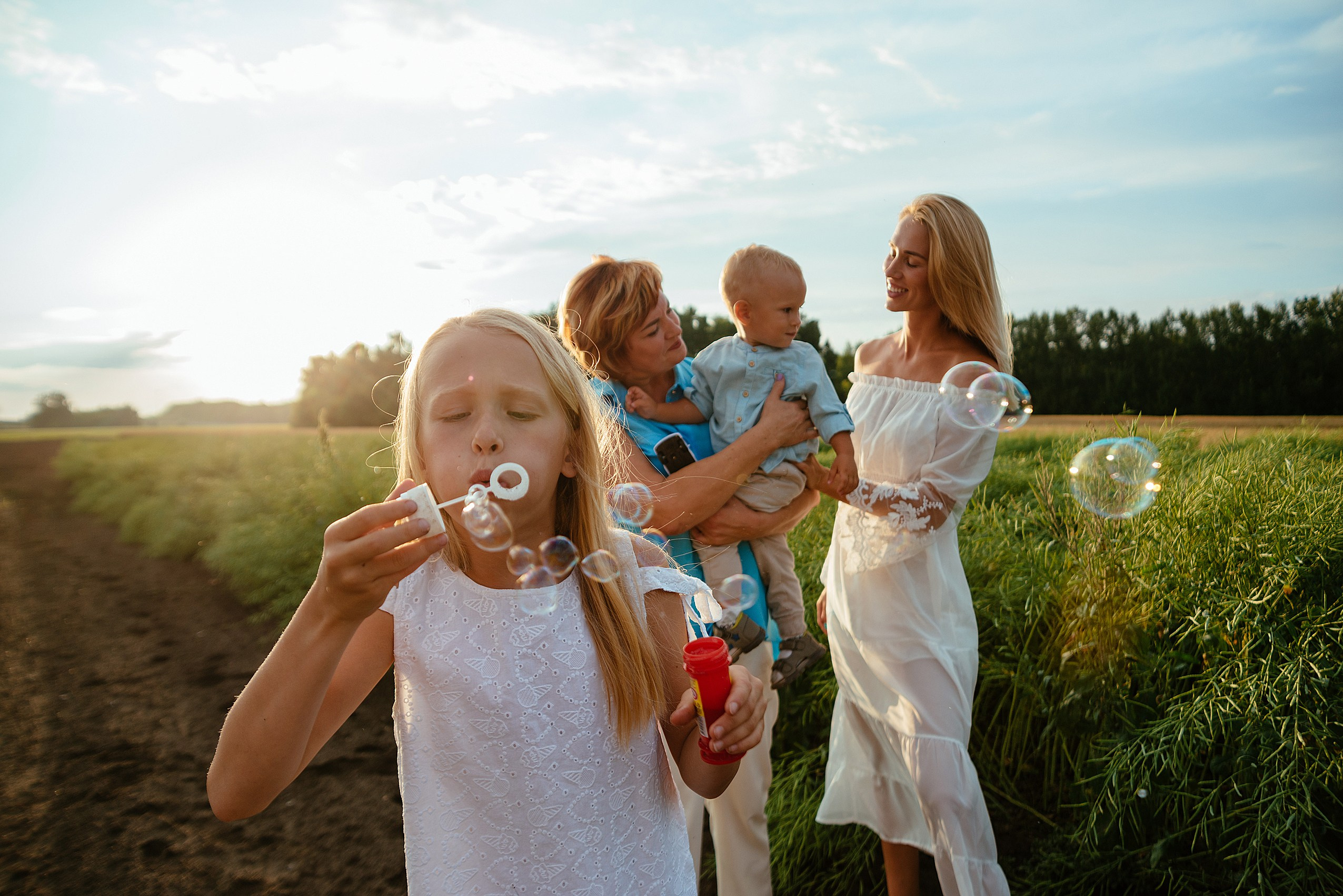 Уличная семейная фотосессия в пшеничном поле. Семейный фотограф Дарья Едапина Новосибирск. Фотограф Дарья Едапина Новосибирск