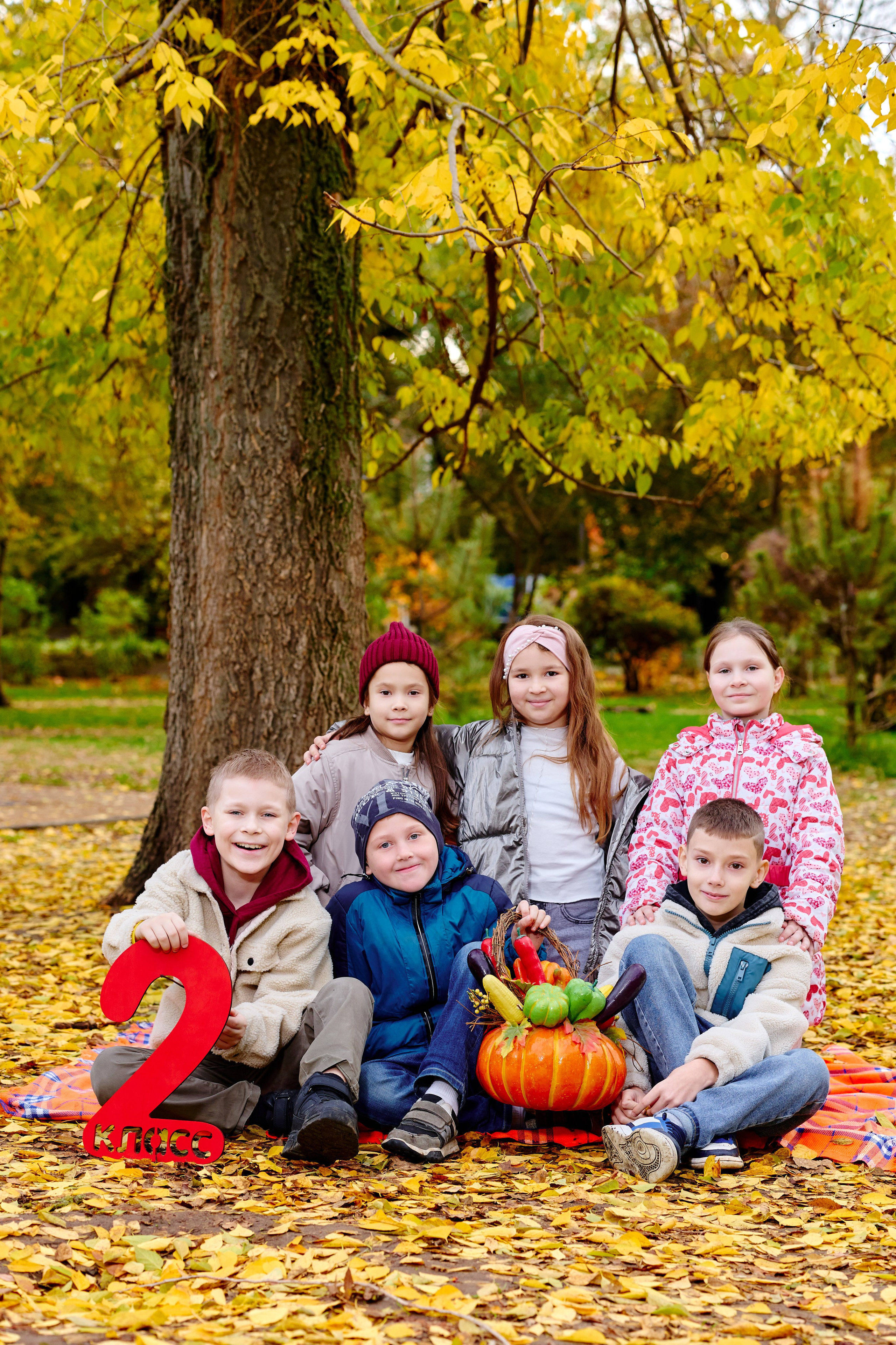 Прогулка в парке классом. Фотограф Выпускные альбомы Таганрог Сергей Коробченко