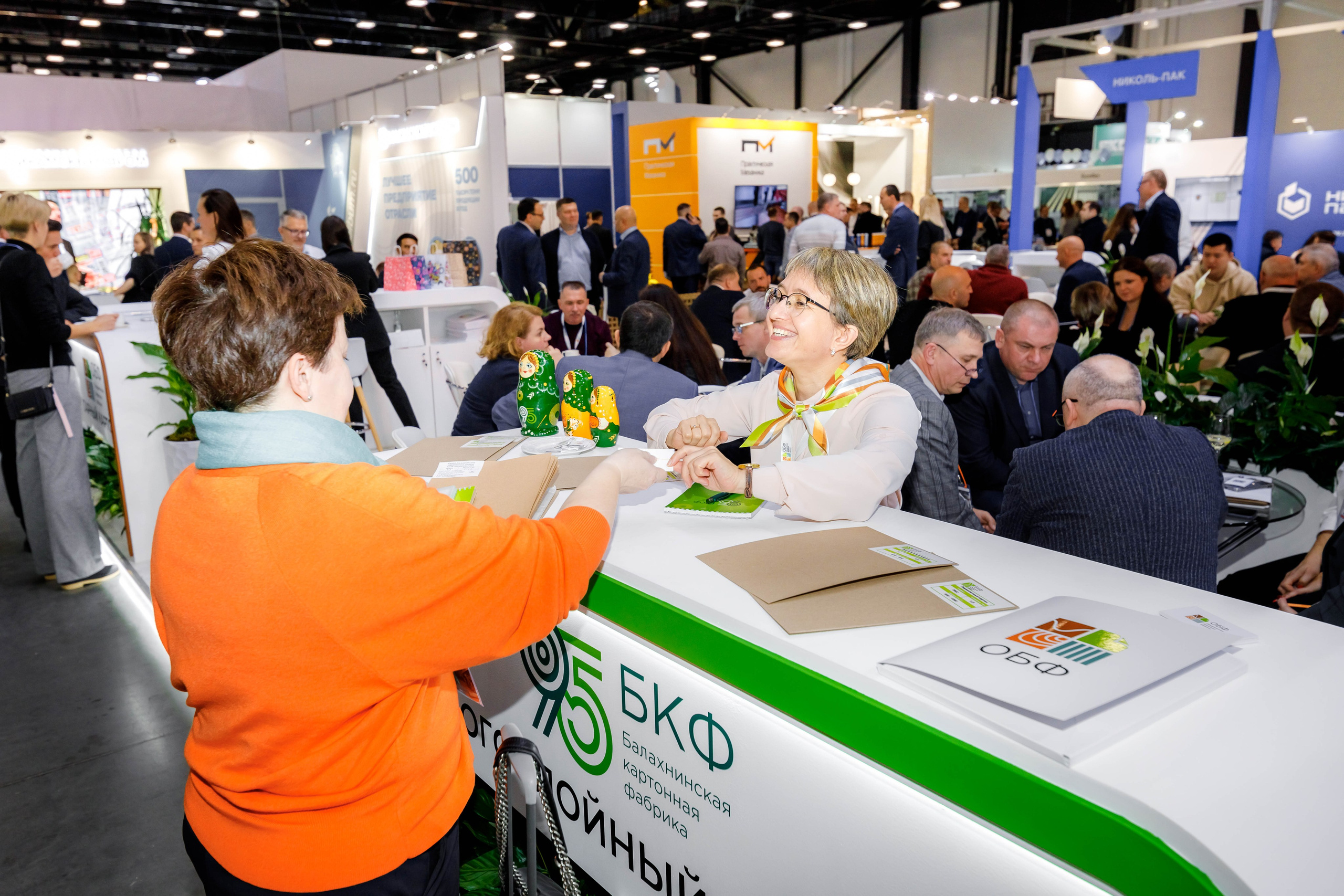 PulpFor, Работа стенда ОБФ (Объединенные бумажные фабрики). Репортажный фотограф в Москве Сергей Мирошников