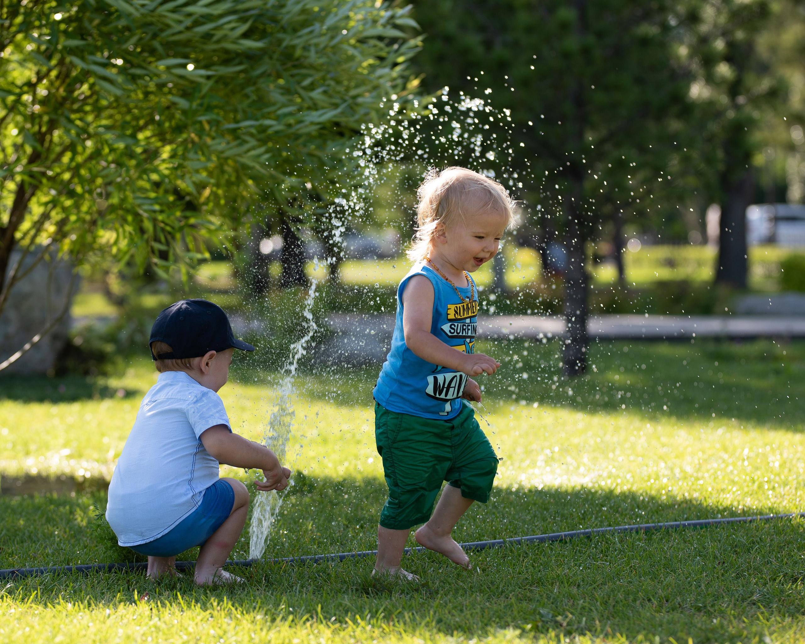 Дети играют у воды.
