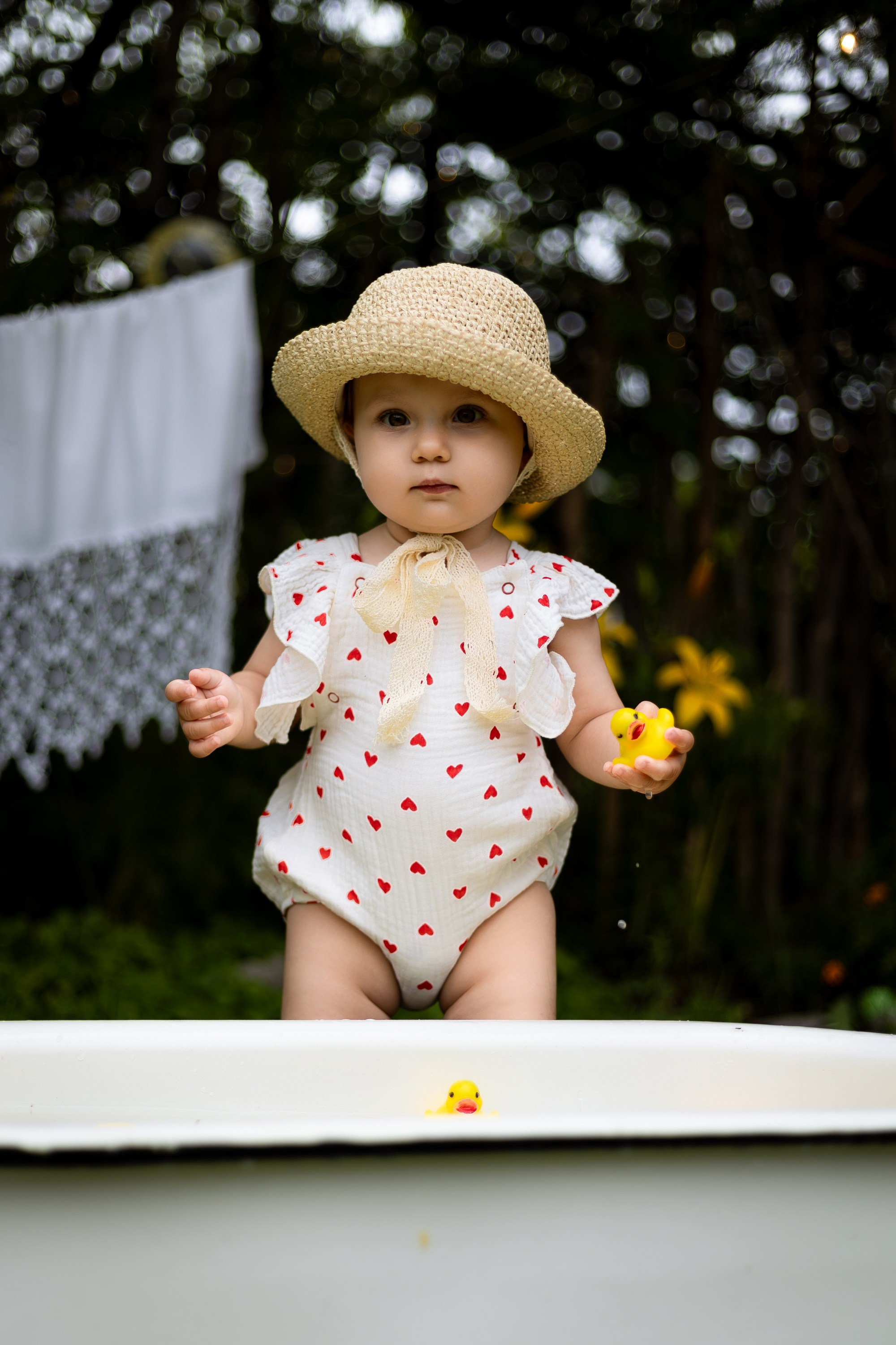 детская фотосессия в ванночке девочка и мальчик, ванна с молоком, ванна с уточками, ванна с цитрусами, ванна с ромашками