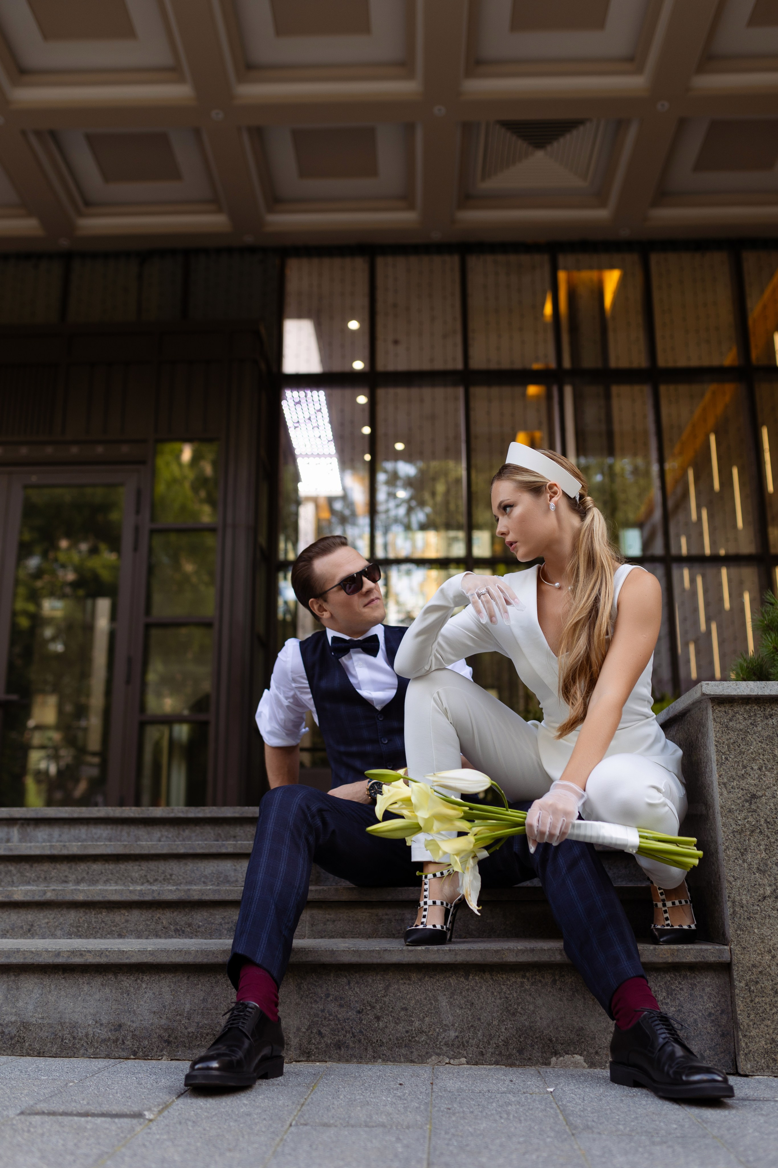 Жених с невестой заняты только друг другом.