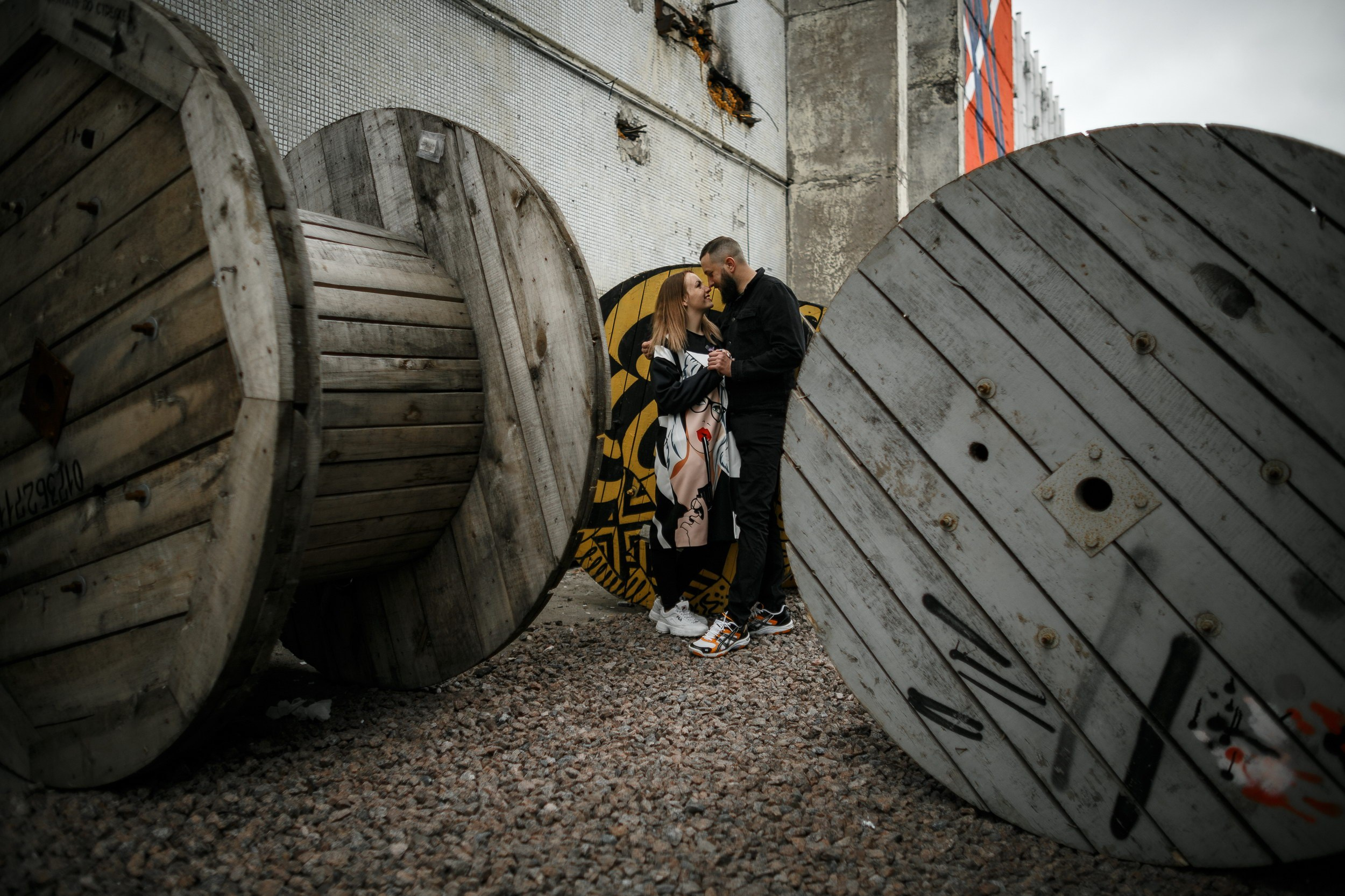 Прогулка пары в Севкабельпорт. Свадебный фотограф Игорь Брундасов 8PHOTO на свадьбу венчание загс СПб