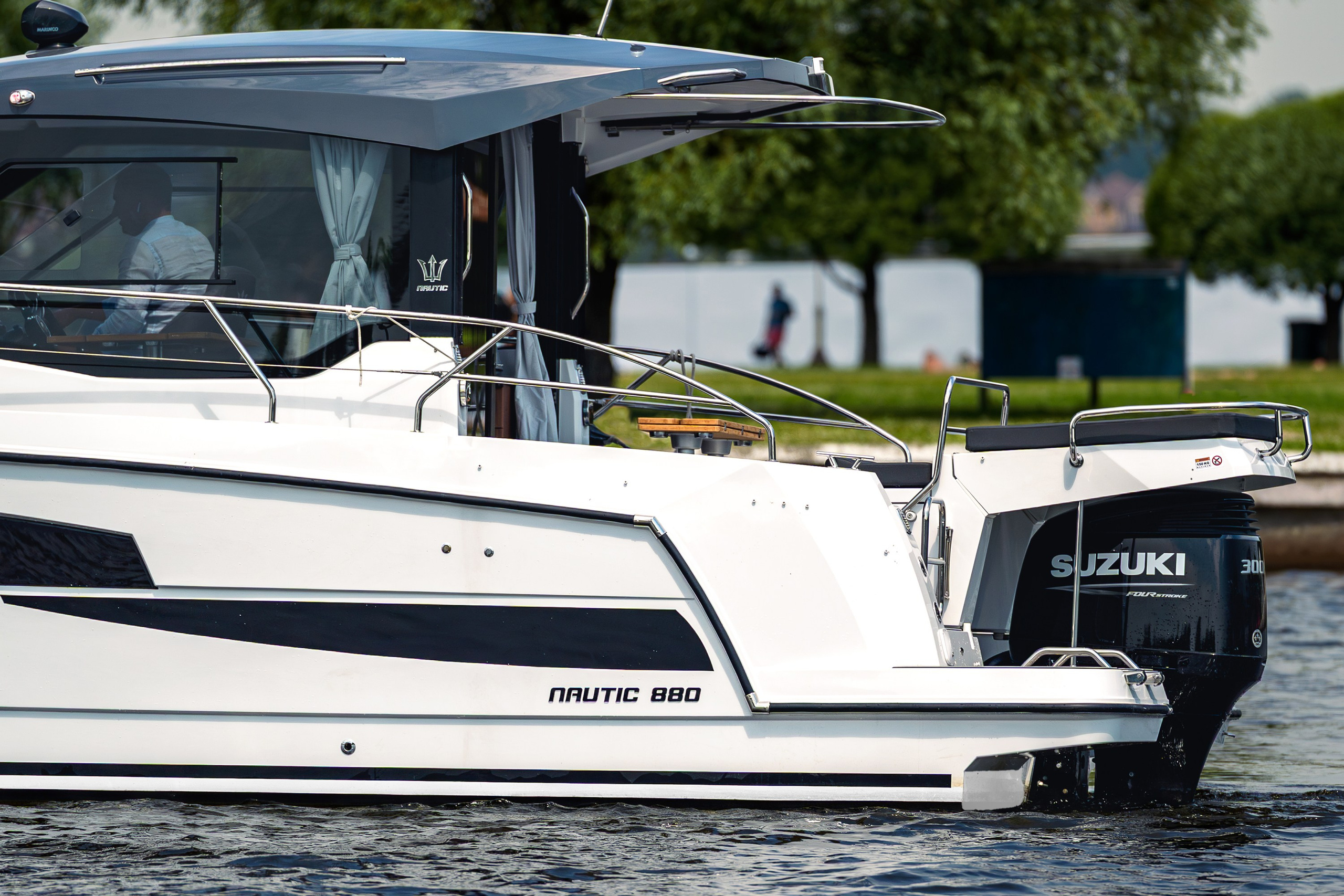 Корма катера Nautic 880 с мотором Suzuki, фотосъёмка деталей задней части и борта